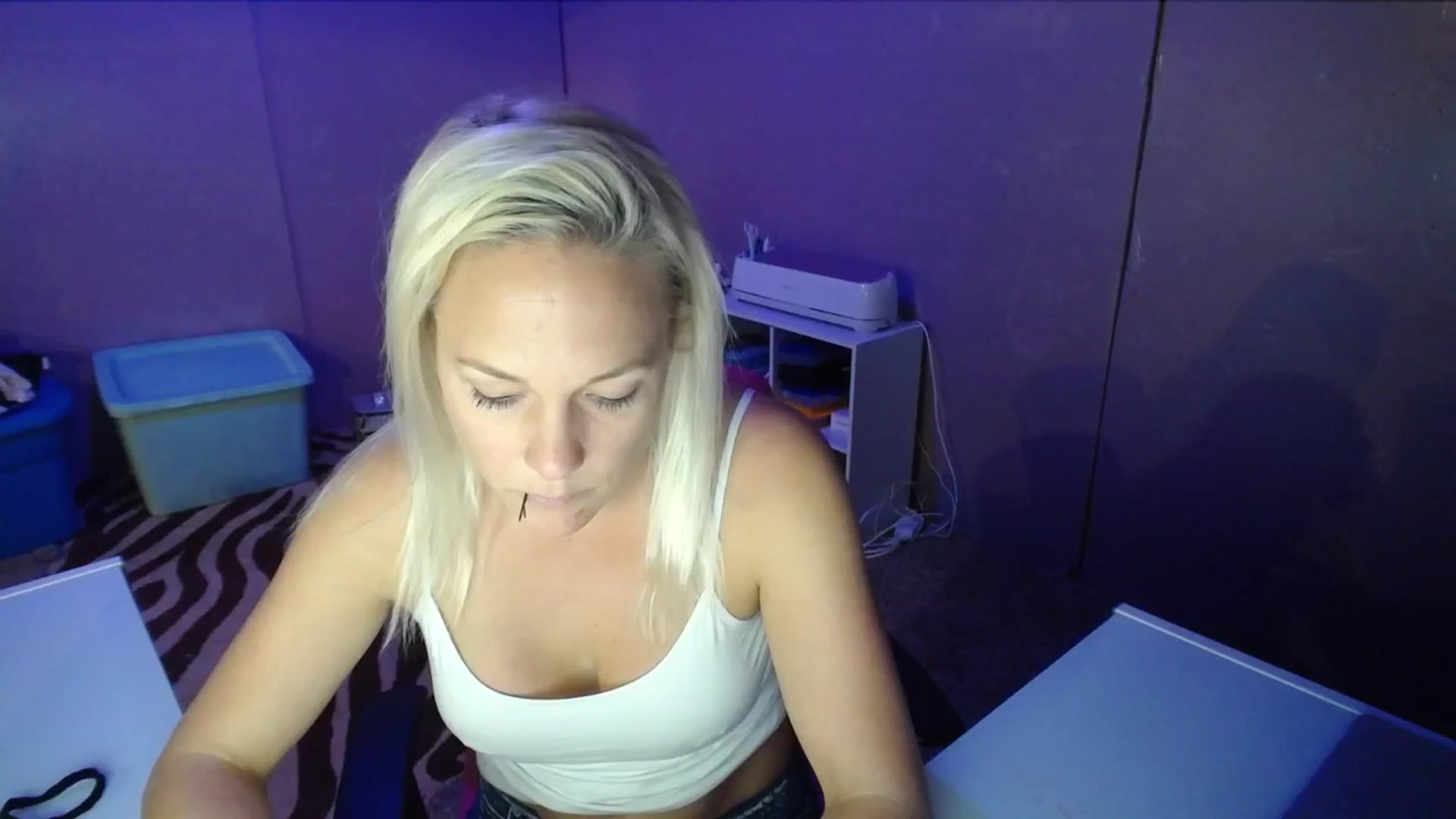 Gallery image thumbnail from AshlynnStorm's myfreecams stream on, 10/18/2023, 18:36 image 16 of 20