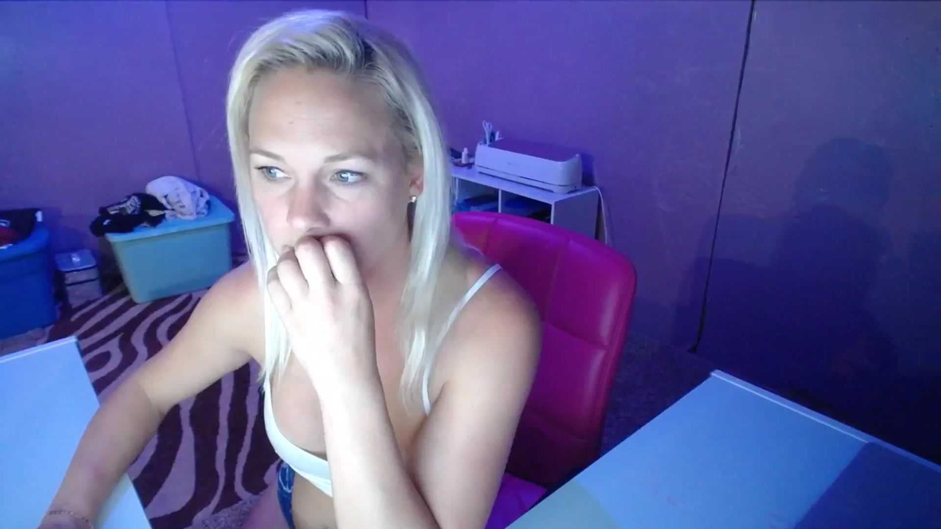 Gallery image thumbnail from AshlynnStorm's myfreecams stream on, 10/18/2023, 19:34 image 5 of 20