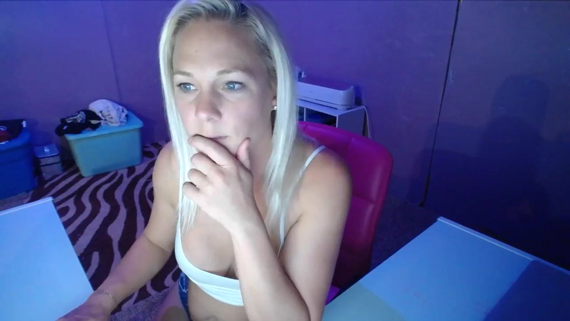 Gallery image thumbnail from AshlynnStorm's myfreecams stream on, 10/18/2023, 19:34 image 4 of 20
