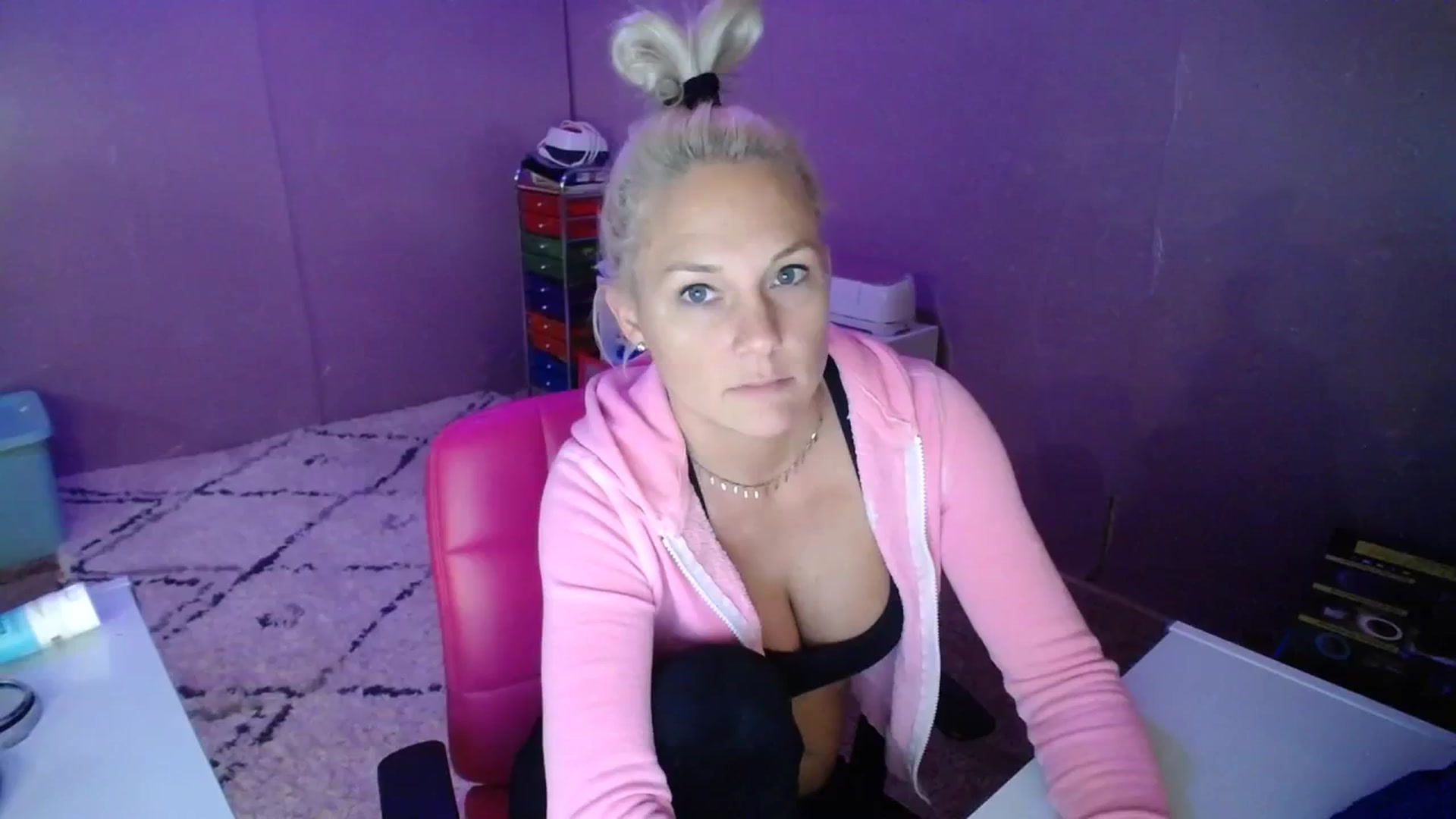 Gallery image thumbnail from AshlynnStorm's myfreecams stream on, 12/04/2023, 20:24 image 12 of 20