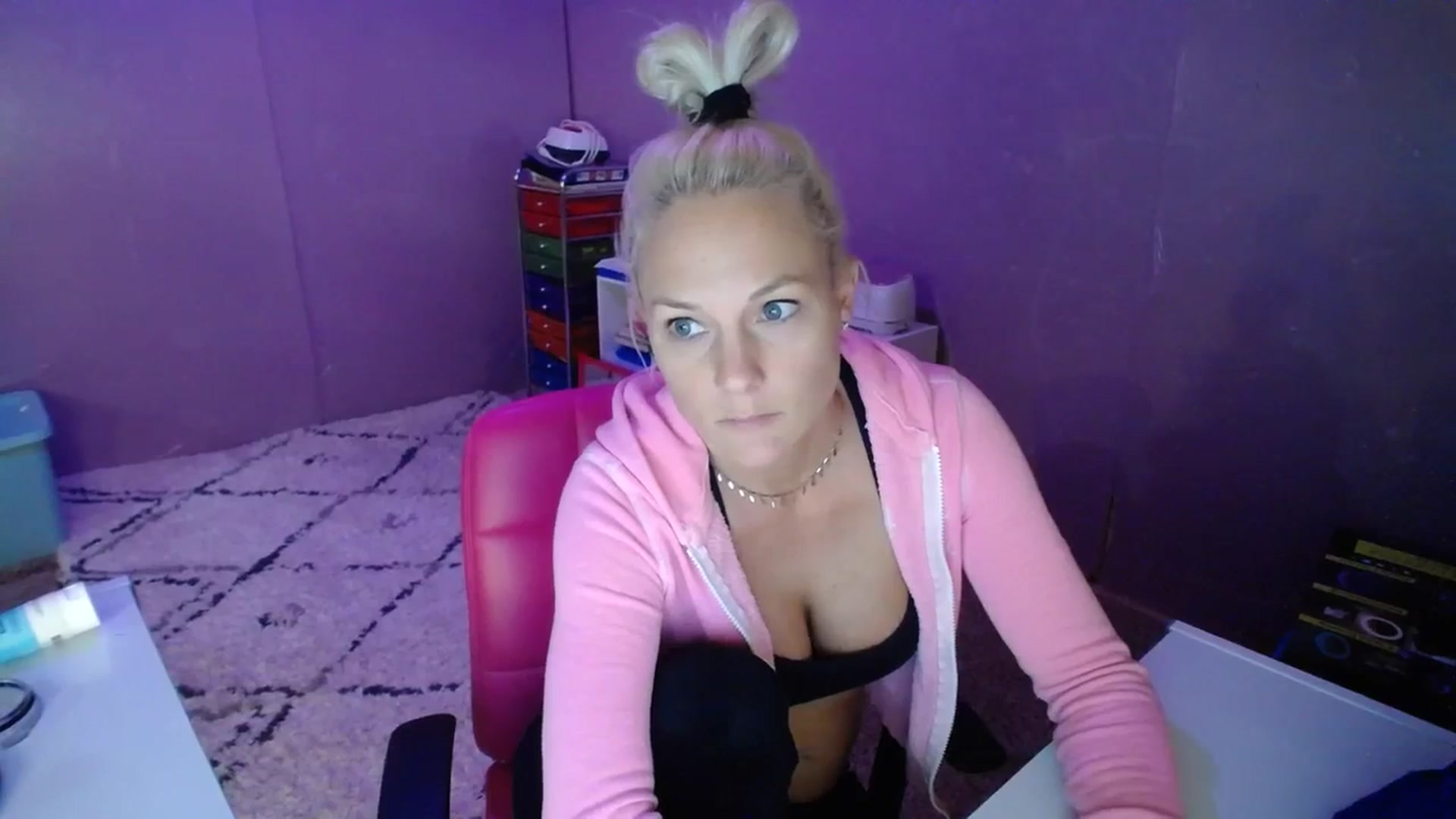 Gallery image thumbnail from AshlynnStorm's myfreecams stream on, 12/04/2023, 20:24 image 15 of 20