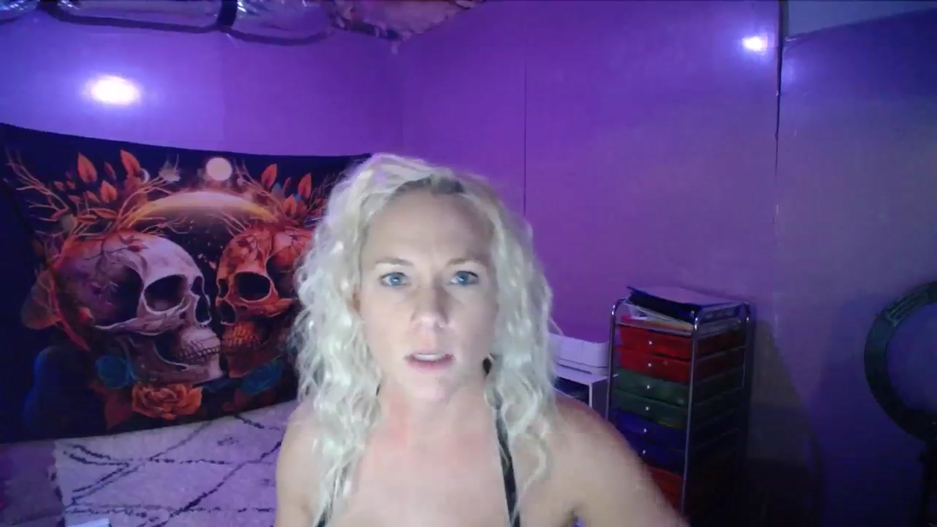 Gallery image thumbnail from AshlynnStorm's myfreecams stream on, 12/19/2023, 08:13 image 8 of 20