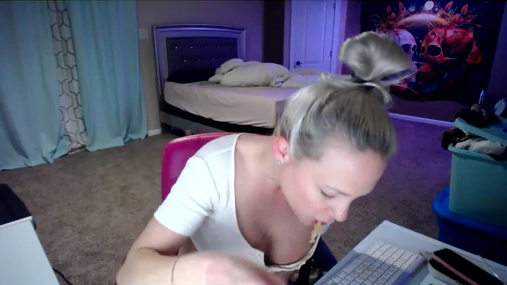 Gallery image thumbnail from AshlynnStorm's myfreecams stream on, 03/06/2024, 04:50 image 10 of 20