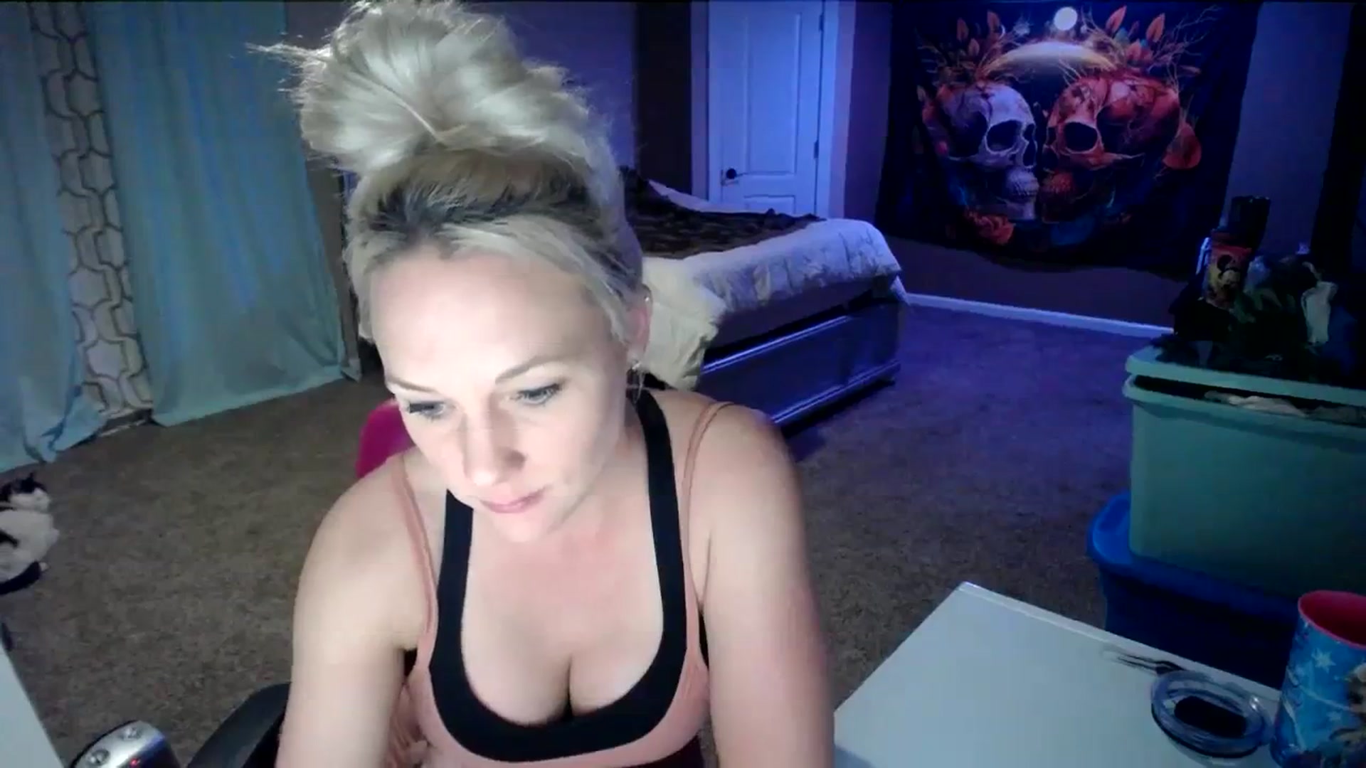 Gallery image thumbnail from AshlynnStorm's myfreecams stream on, 03/12/2024, 07:43 image 19 of 20