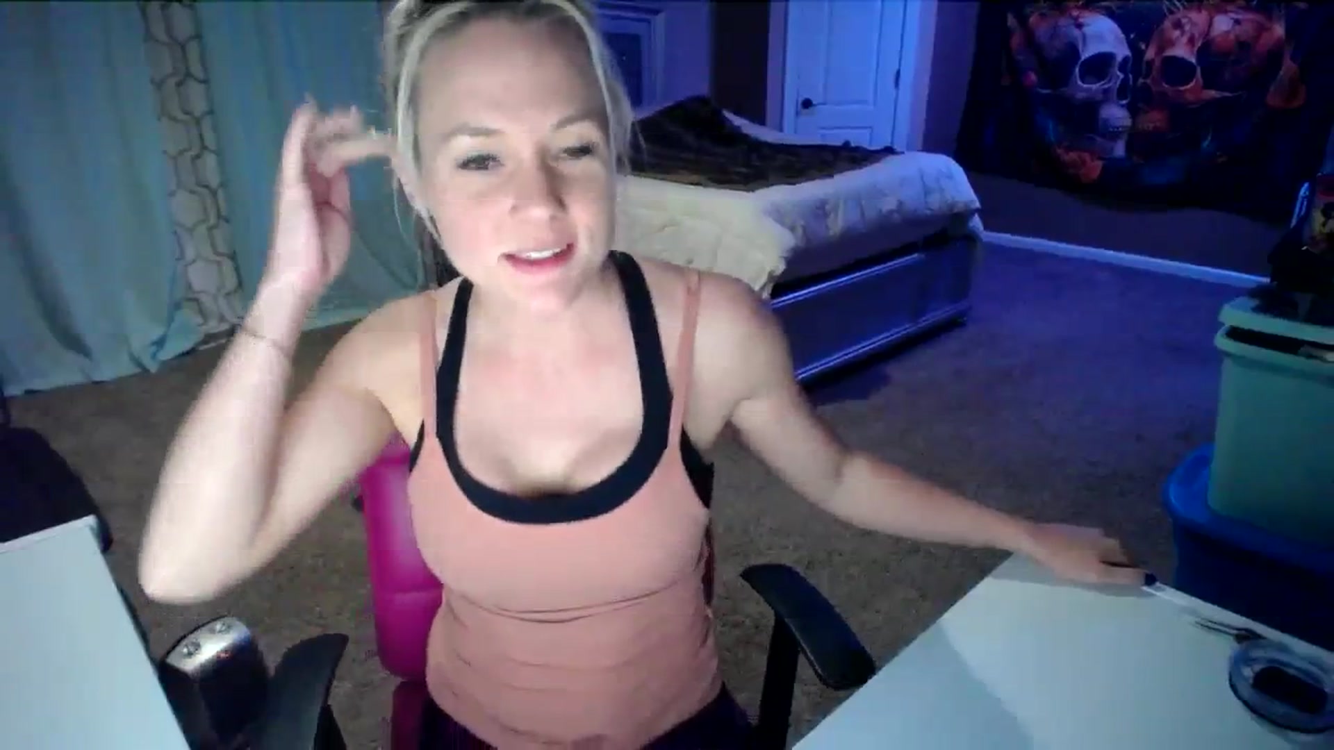 Gallery image thumbnail from AshlynnStorm's myfreecams stream on, 03/12/2024, 07:43 image 16 of 20