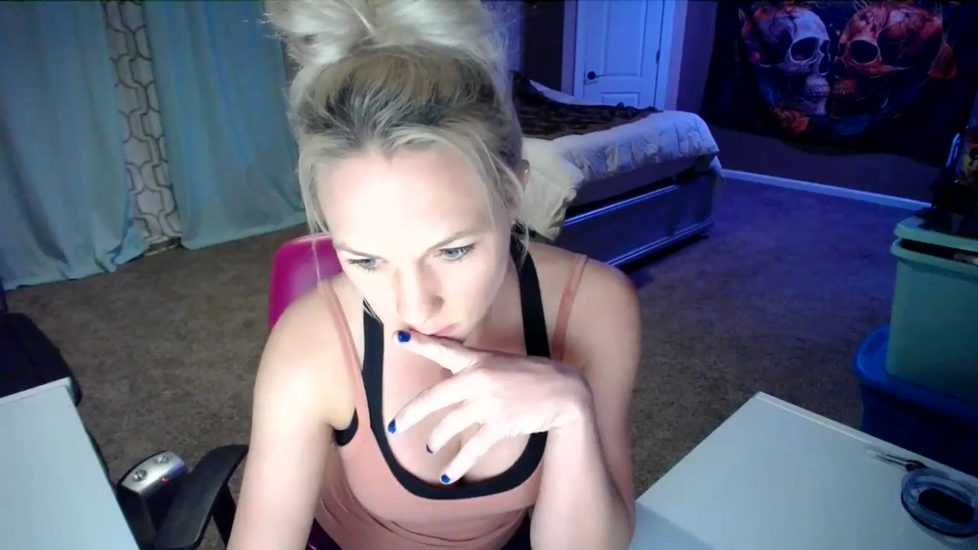 Gallery image thumbnail from AshlynnStorm's myfreecams stream on, 03/12/2024, 07:43 image 15 of 20