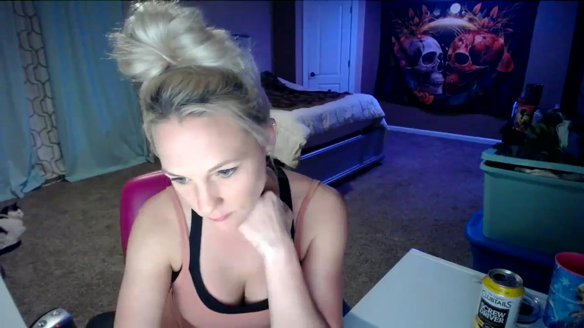 Gallery image thumbnail from AshlynnStorm's myfreecams stream on, 03/12/2024, 07:43 image 17 of 20