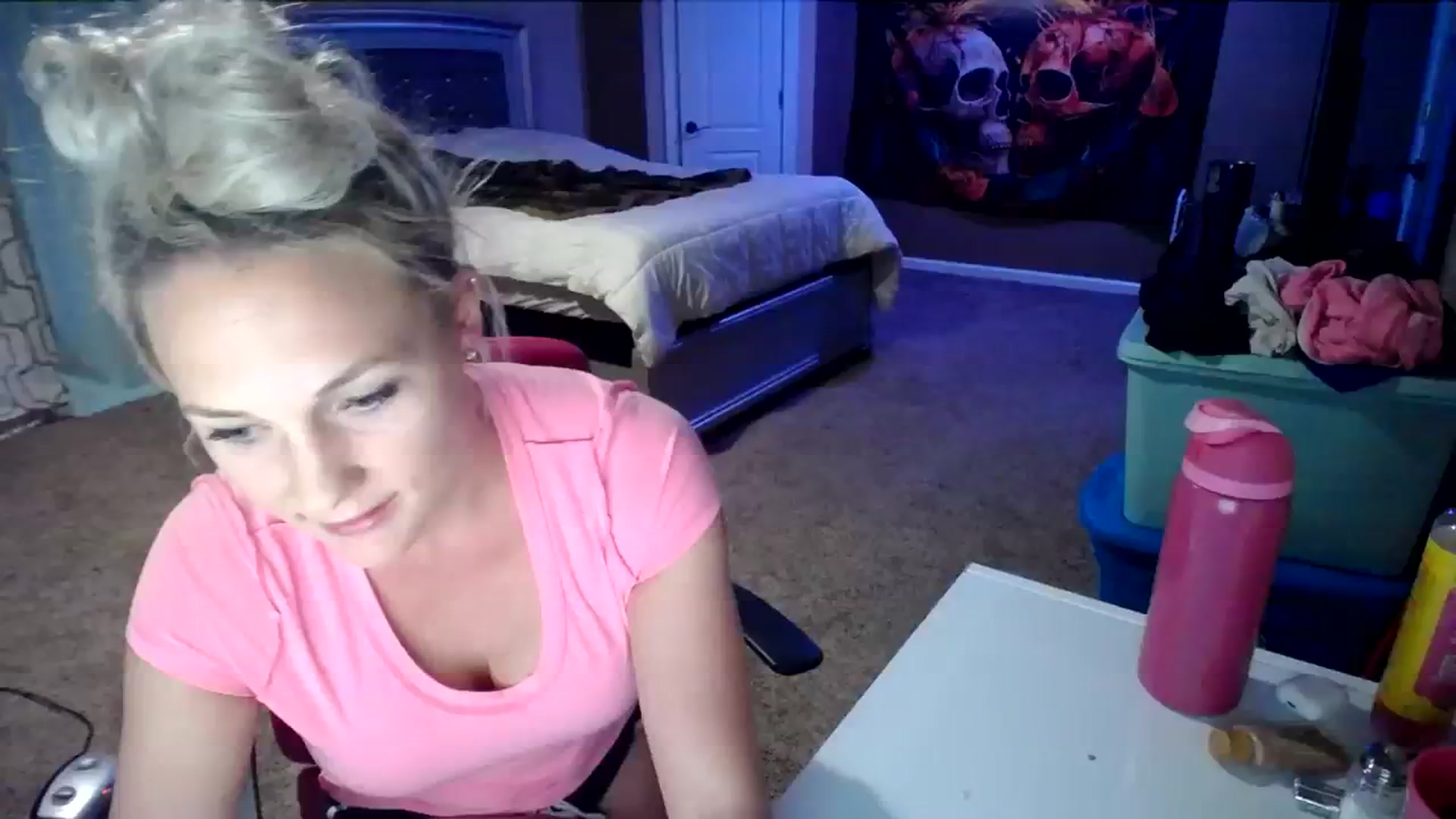 Gallery image thumbnail from AshlynnStorm's myfreecams stream on, 03/31/2024, 08:03 image 7 of 20