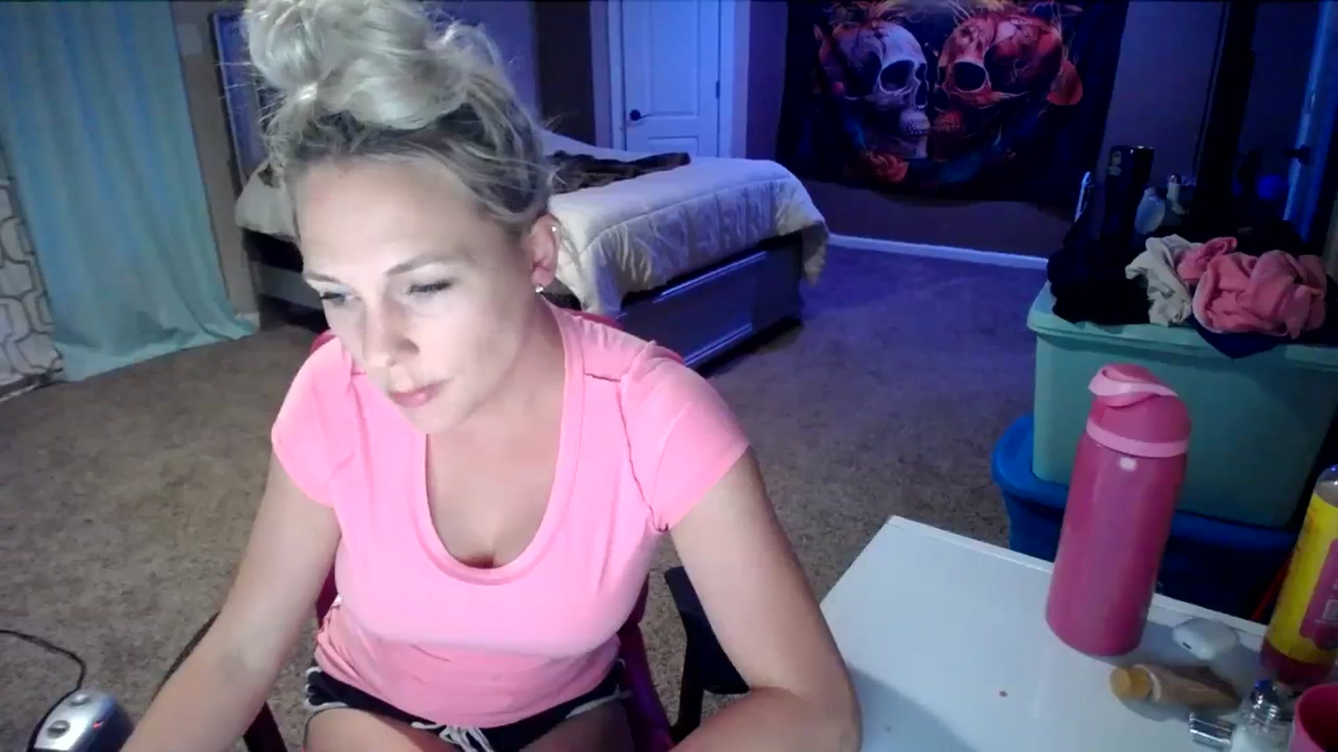 Gallery image thumbnail from AshlynnStorm's myfreecams stream on, 03/31/2024, 08:03 image 14 of 20