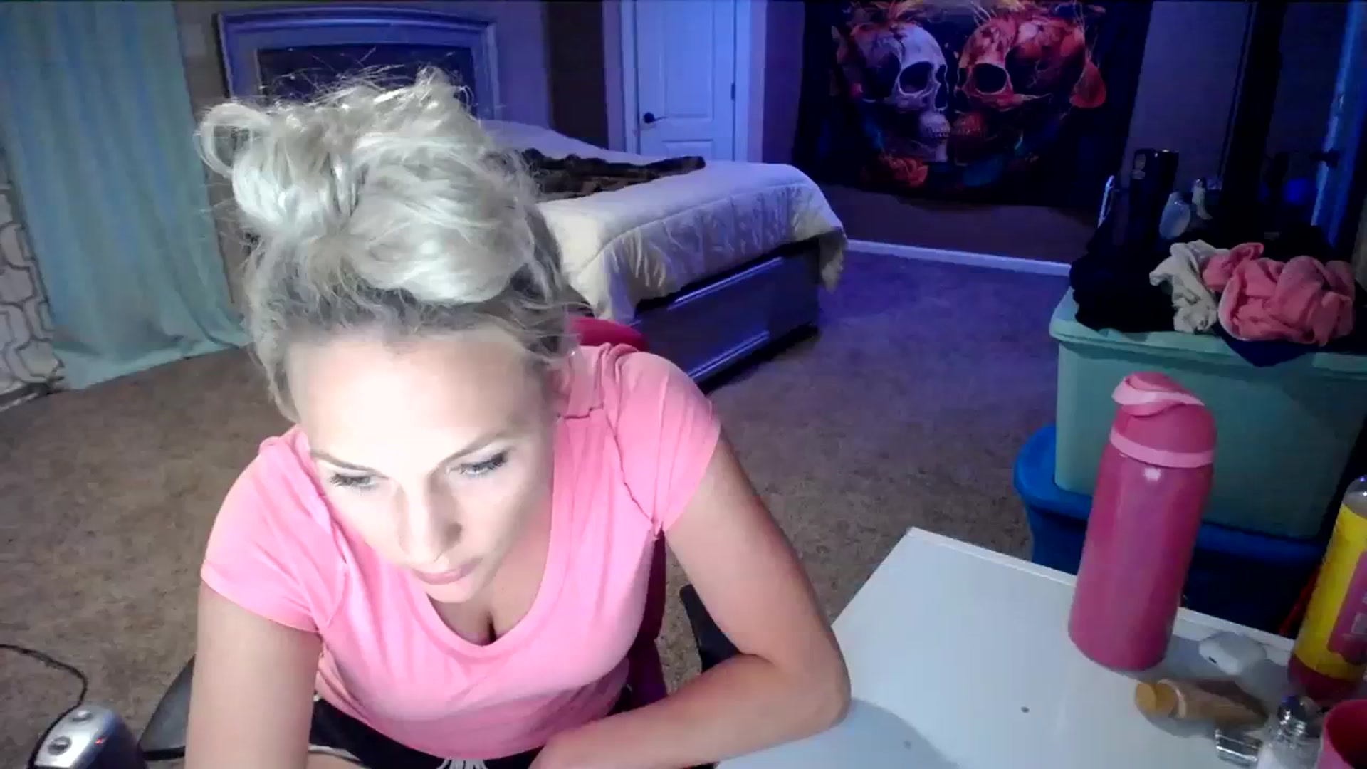 Gallery image thumbnail from AshlynnStorm's myfreecams stream on, 03/31/2024, 08:03 image 17 of 20