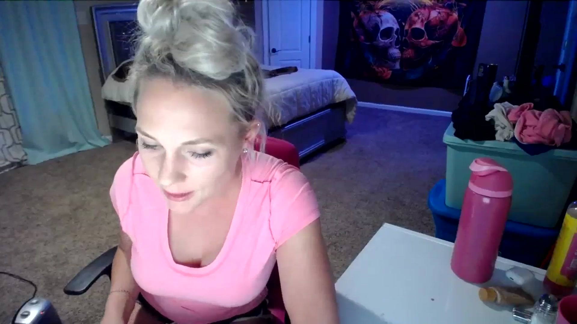 Gallery image thumbnail from AshlynnStorm's myfreecams stream on, 03/31/2024, 08:03 image 4 of 20