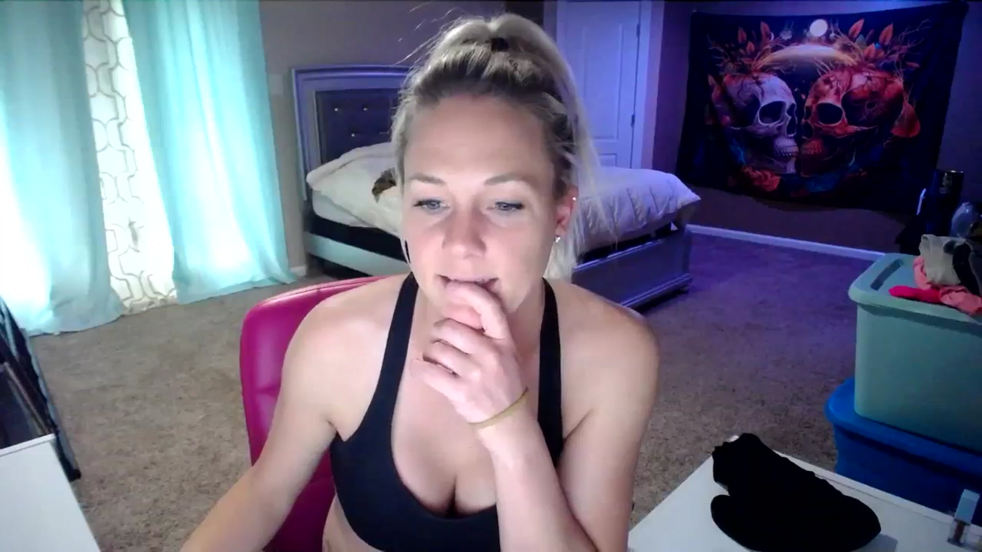 Gallery image thumbnail from AshlynnStorm's myfreecams stream on, 04/05/2024, 18:42 image 17 of 20