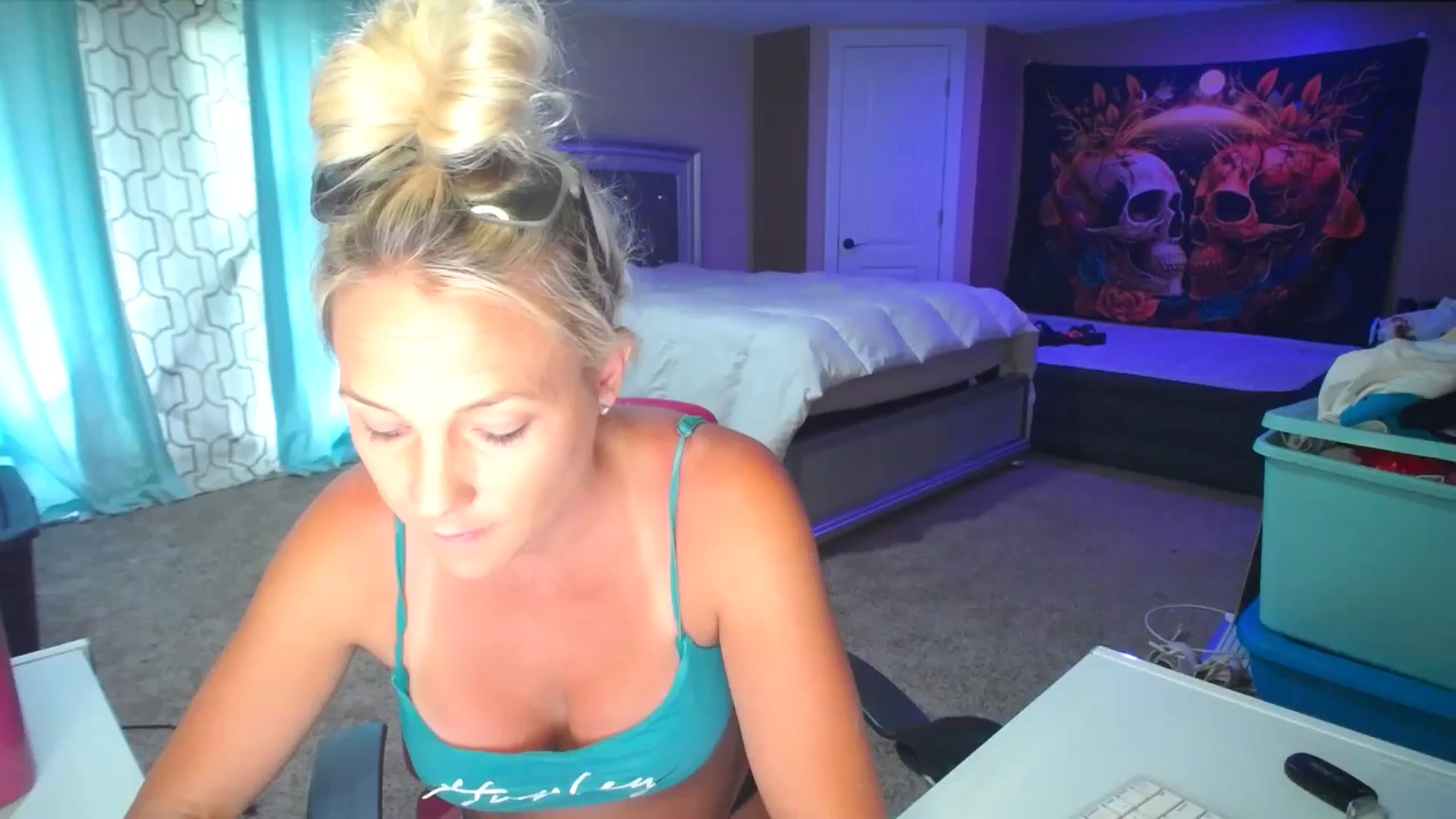 Gallery image thumbnail from AshlynnStorm's myfreecams stream on, 05/25/2024, 20:45 image 17 of 20