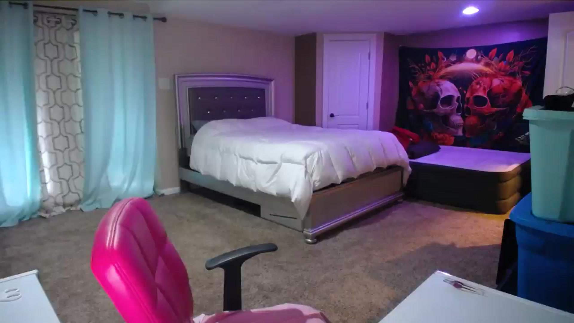 Gallery image thumbnail from AshlynnStorm's myfreecams stream on, 06/18/2024, 12:18 image 6 of 20