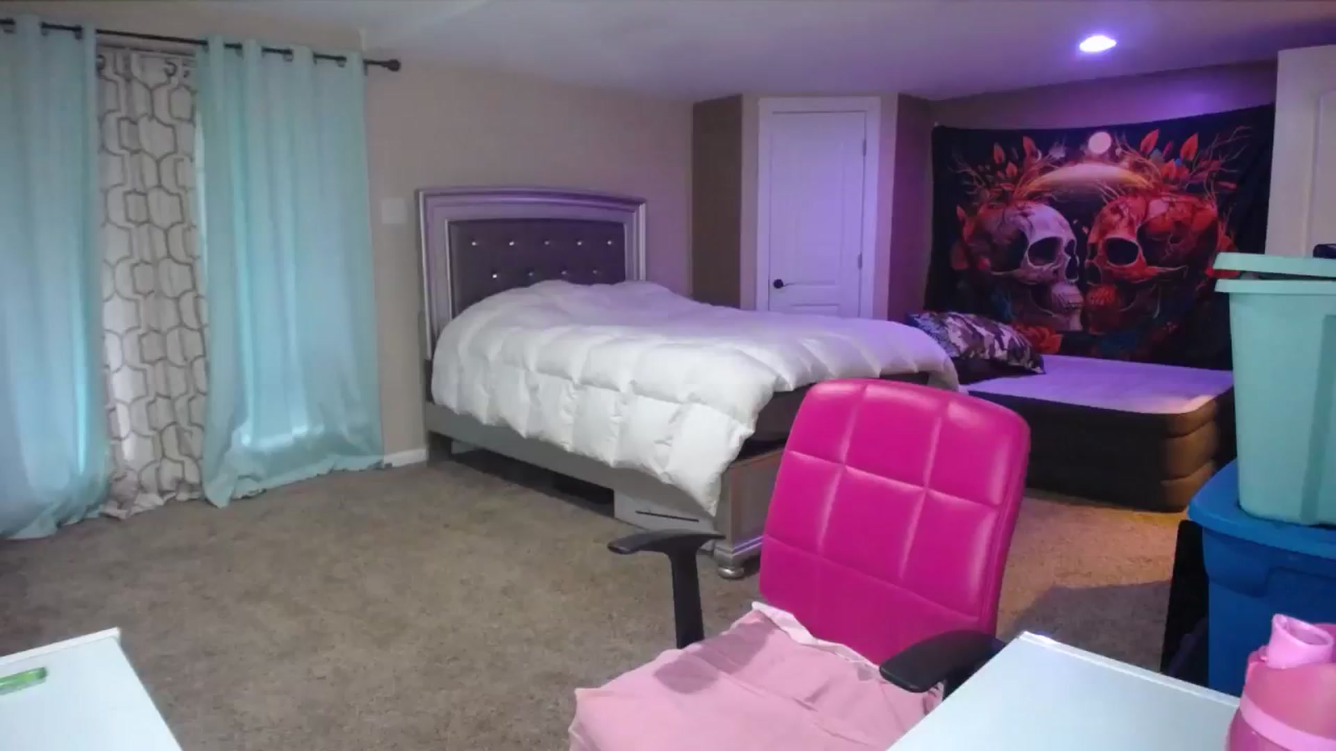 Gallery image thumbnail from AshlynnStorm's myfreecams stream on, 06/27/2024, 12:39 image 6 of 20