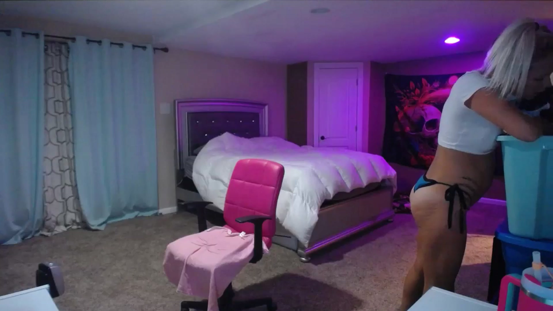 Gallery image thumbnail from AshlynnStorm's myfreecams stream on, 07/24/2024, 06:21 image 19 of 20