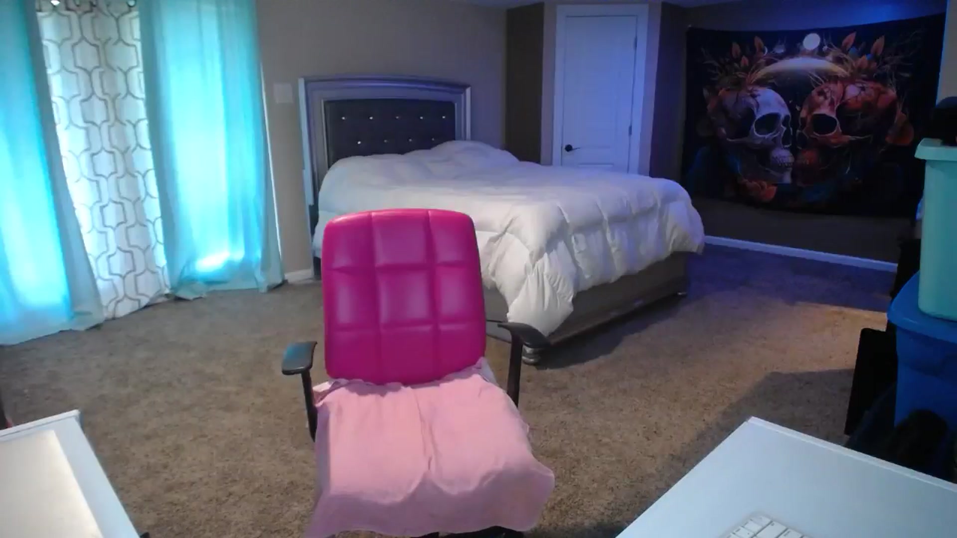 Gallery image thumbnail from AshlynnStorm's myfreecams stream on, 08/27/2024, 18:10 image 12 of 20