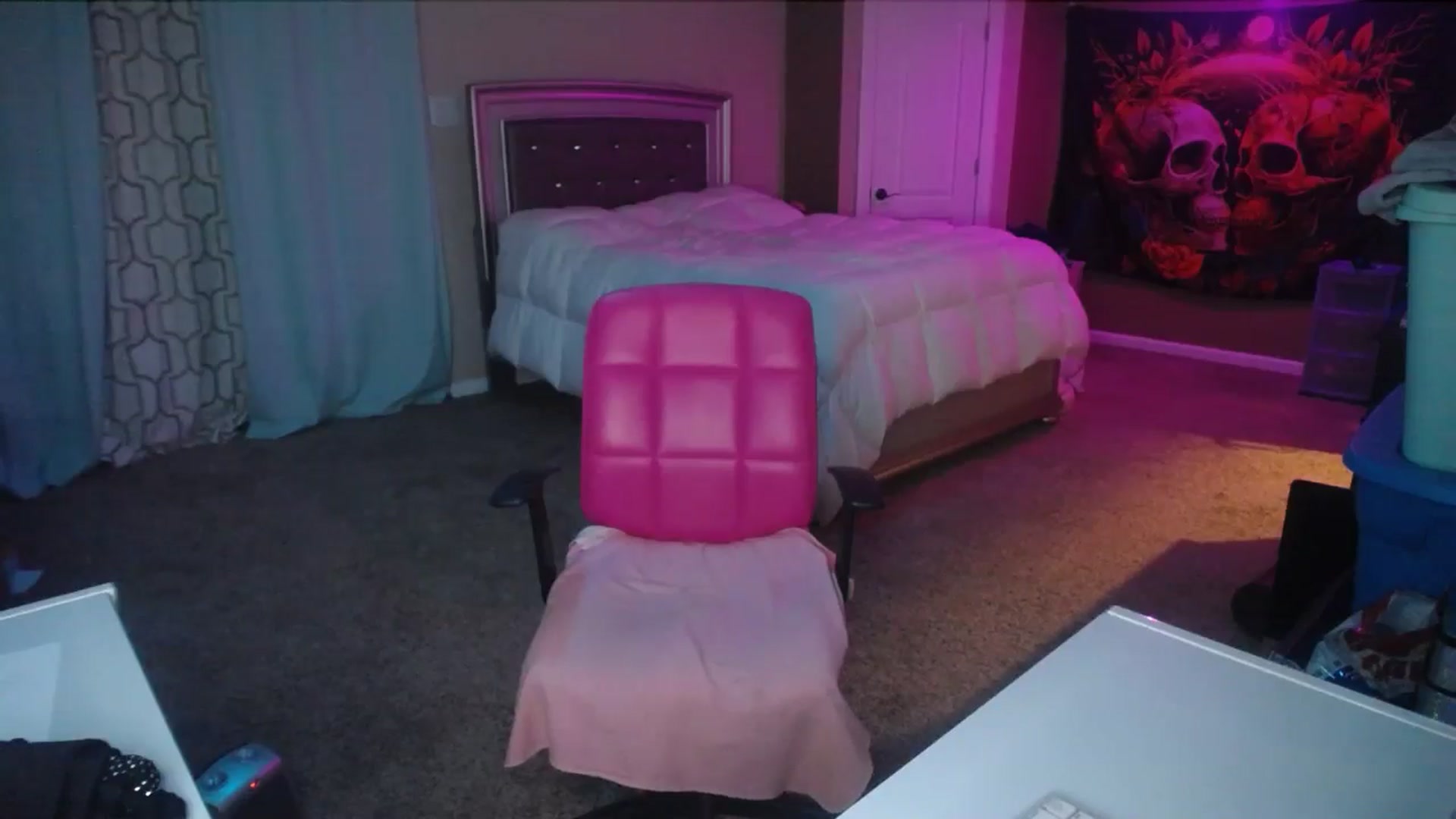 Gallery image thumbnail from AshlynnStorm's myfreecams stream on, 10/15/2024, 08:18 image 13 of 20