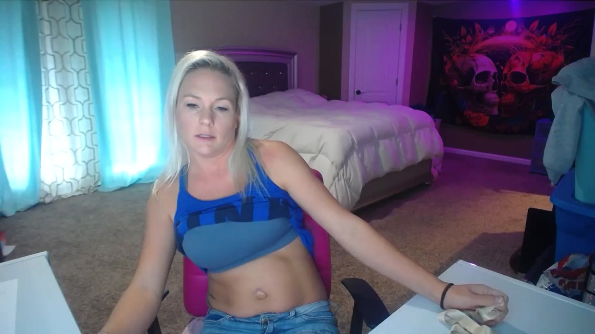 Gallery image thumbnail from AshlynnStorm's myfreecams stream on, 10/15/2024, 15:34 image 15 of 20