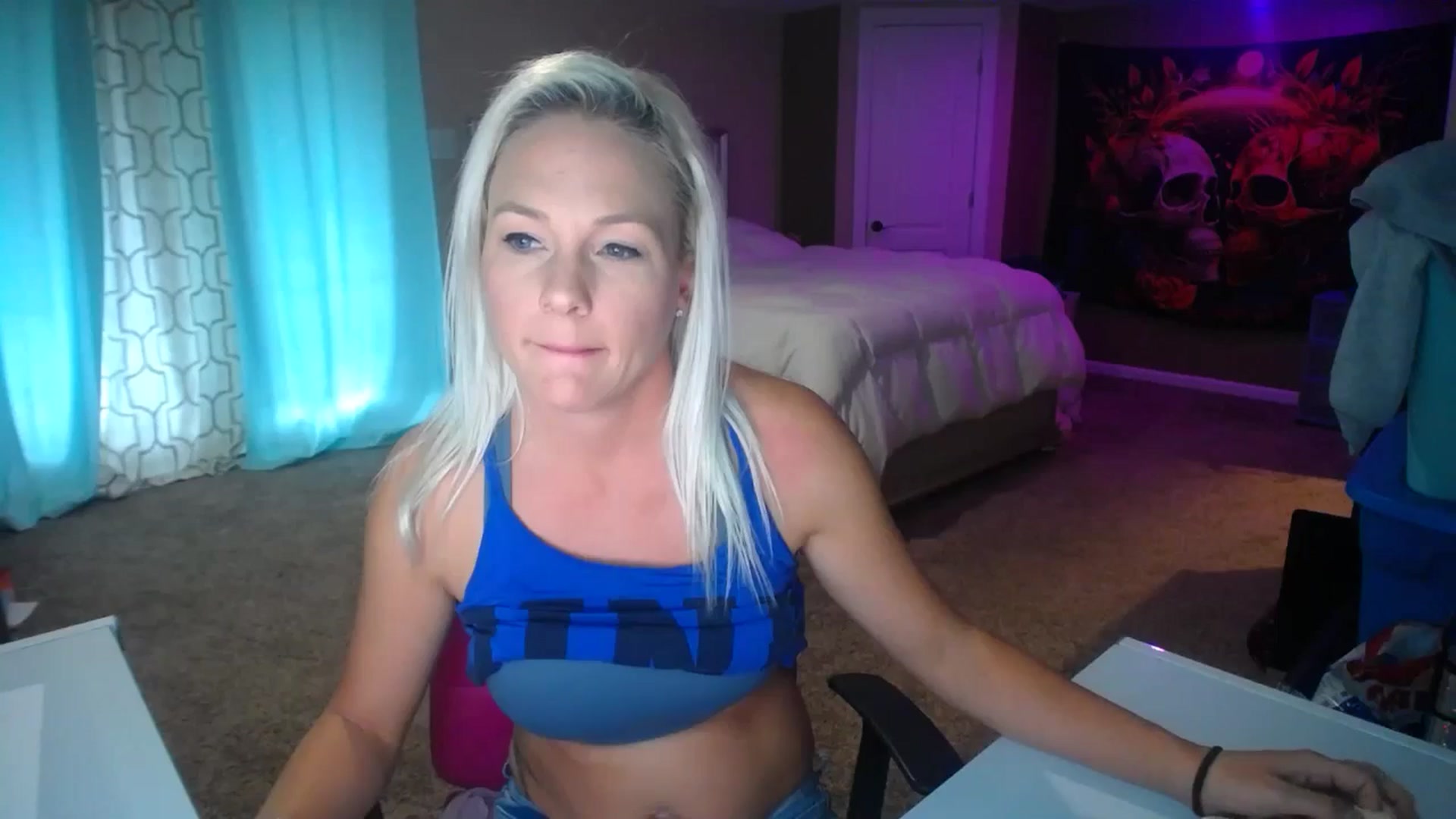 Gallery image thumbnail from AshlynnStorm's myfreecams stream on, 10/15/2024, 15:34 image 12 of 20