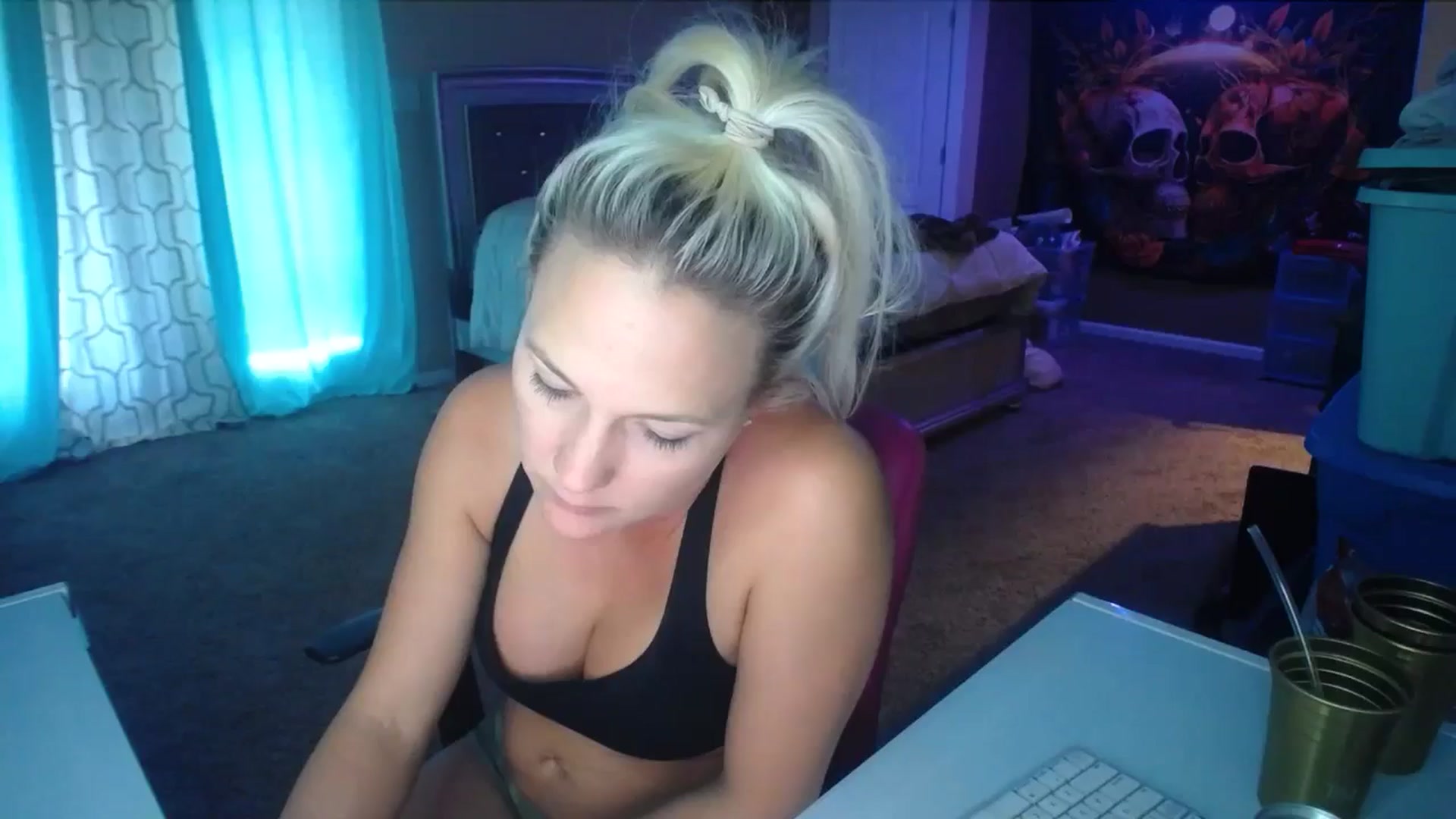 Gallery image thumbnail from AshlynnStorm's myfreecams stream on, 10/30/2024, 19:24 image 14 of 20