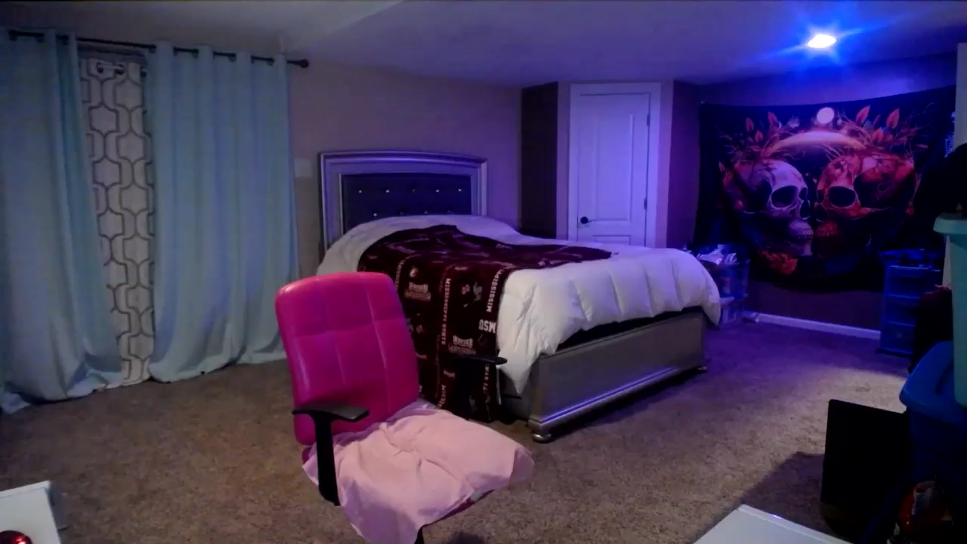 Gallery image thumbnail from AshlynnStorm's myfreecams stream on, 11/14/2024, 04:53 image 13 of 20