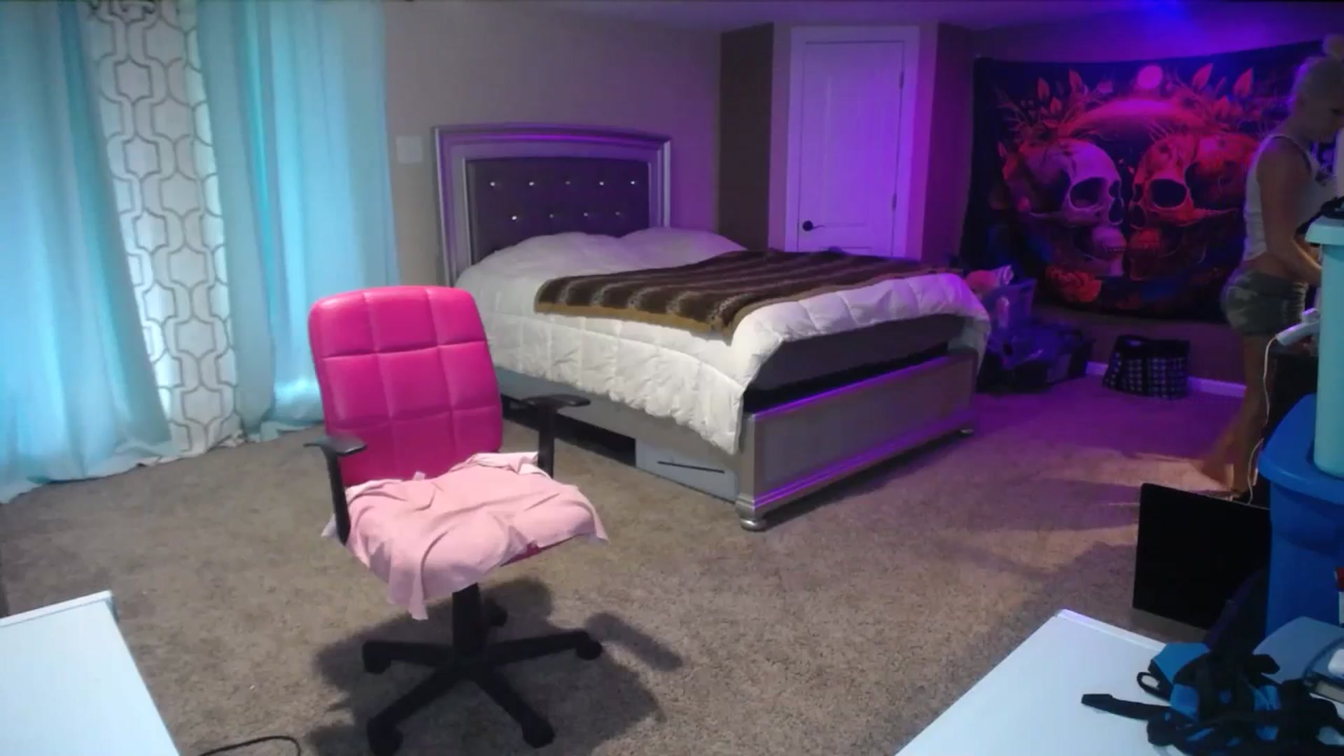Gallery image thumbnail from AshlynnStorm's myfreecams stream on, 11/25/2024, 18:27 image 10 of 20