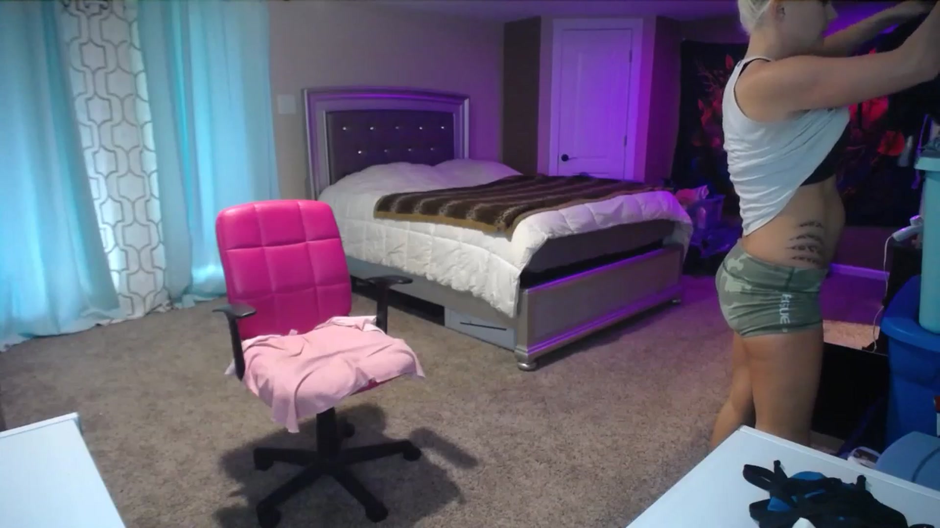 Gallery image thumbnail from AshlynnStorm's myfreecams stream on, 11/25/2024, 18:27 image 9 of 20