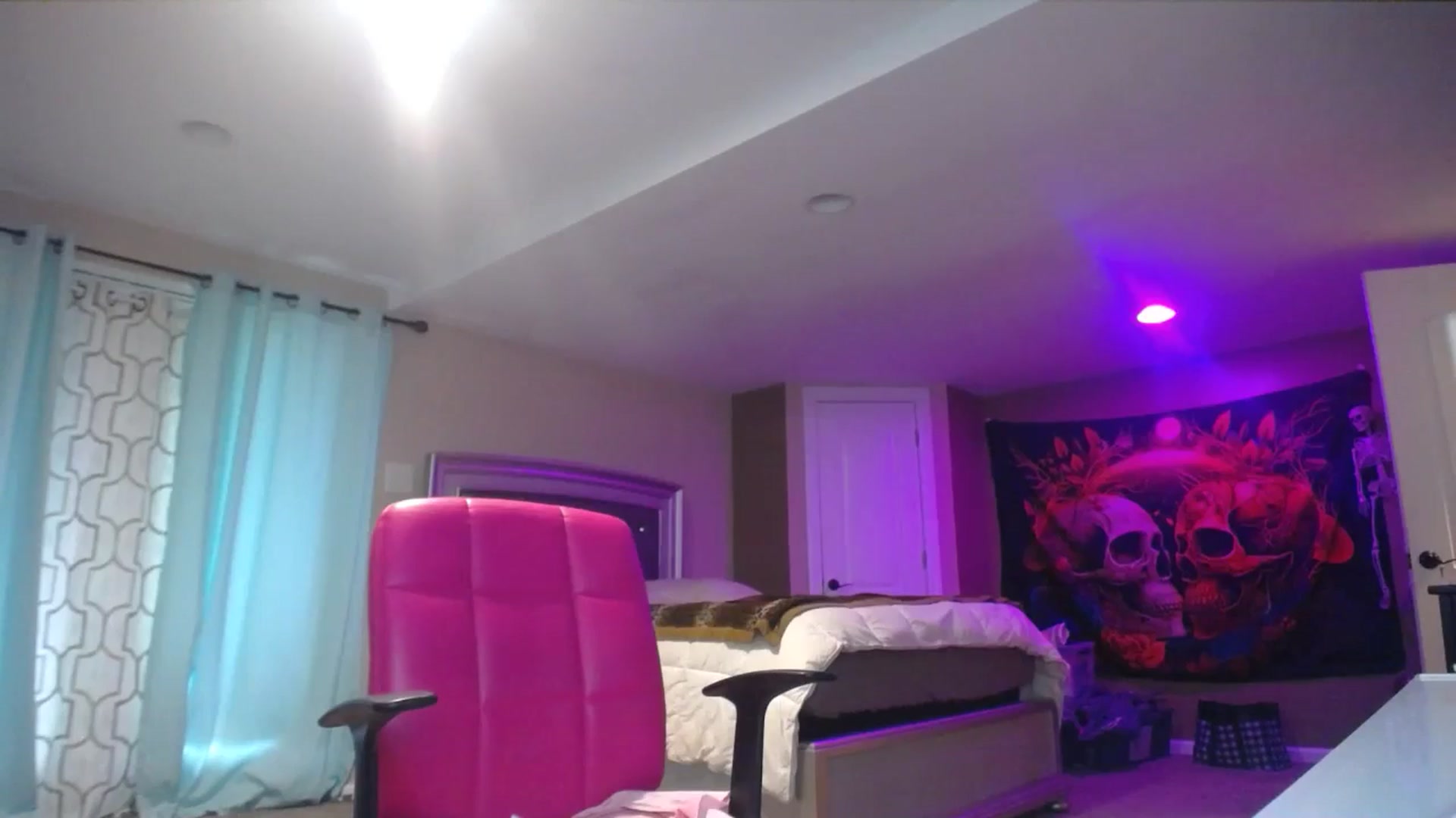 Gallery image thumbnail from AshlynnStorm's myfreecams stream on, 11/25/2024, 18:27 image 15 of 20