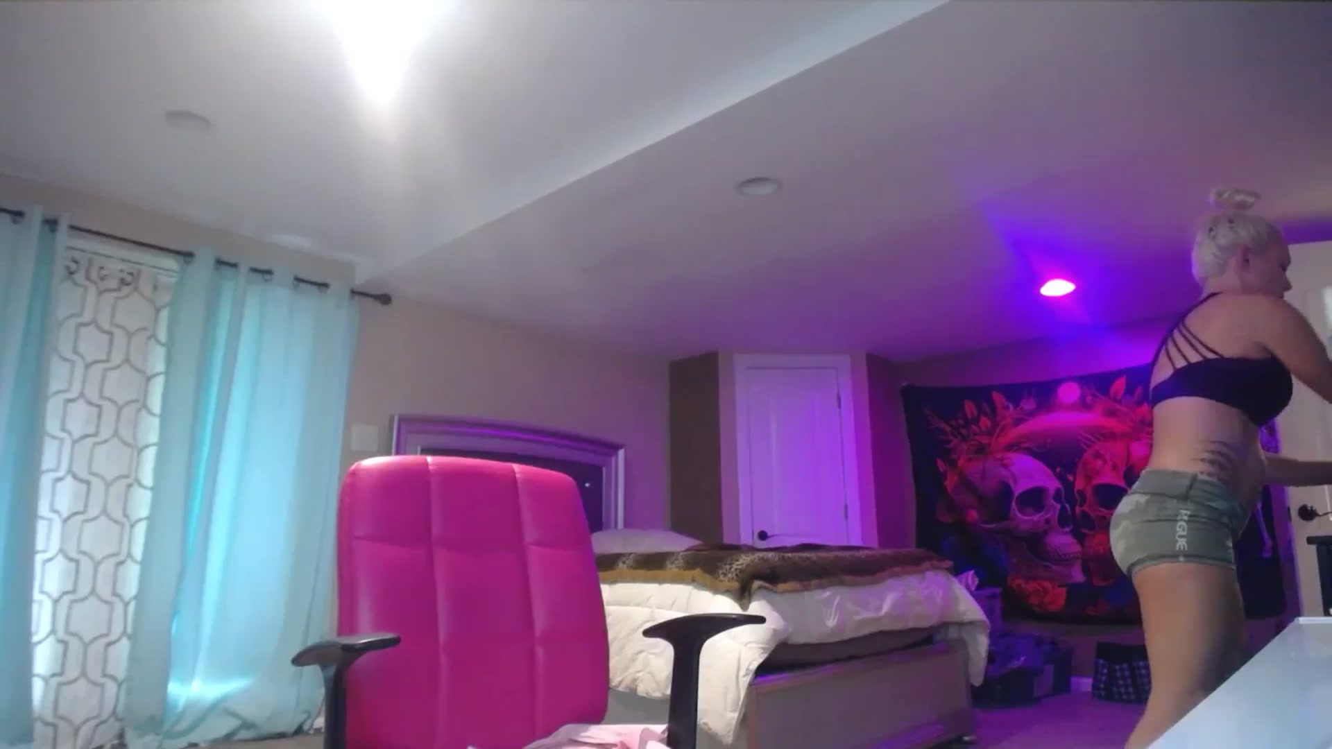 Gallery image thumbnail from AshlynnStorm's myfreecams stream on, 11/25/2024, 18:27 image 17 of 20