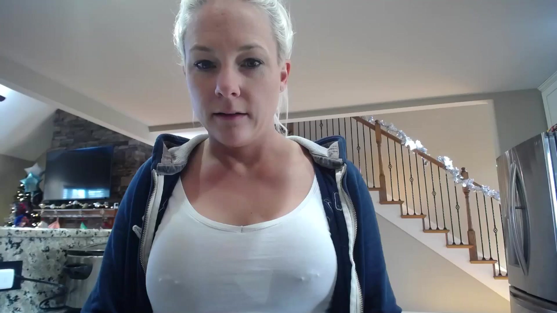 Gallery image thumbnail from AshlynnStorm's myfreecams stream on, 12/12/2024, 19:55 image 19 of 20