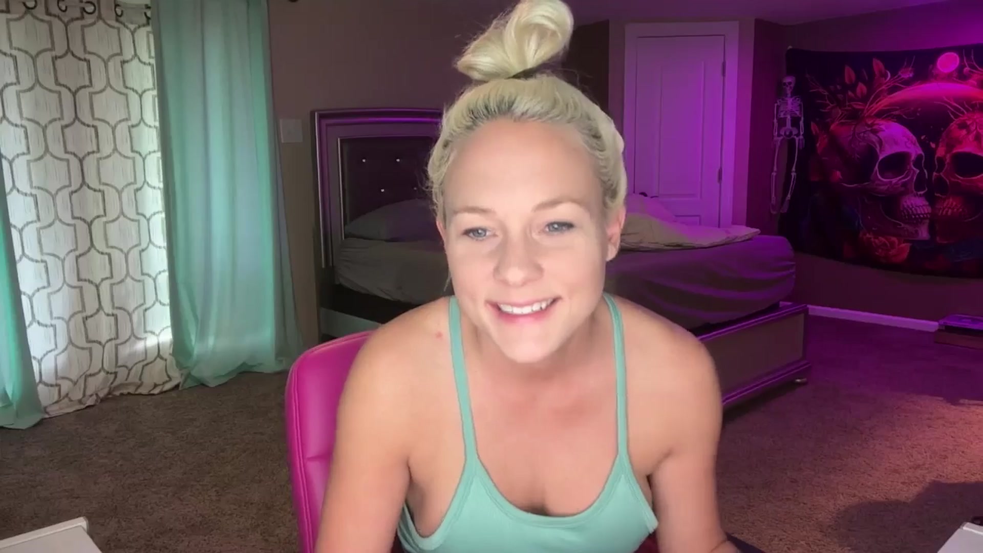 Gallery image thumbnail from AshlynnStorm's myfreecams stream on, 12/14/2024, 14:05 image 17 of 20
