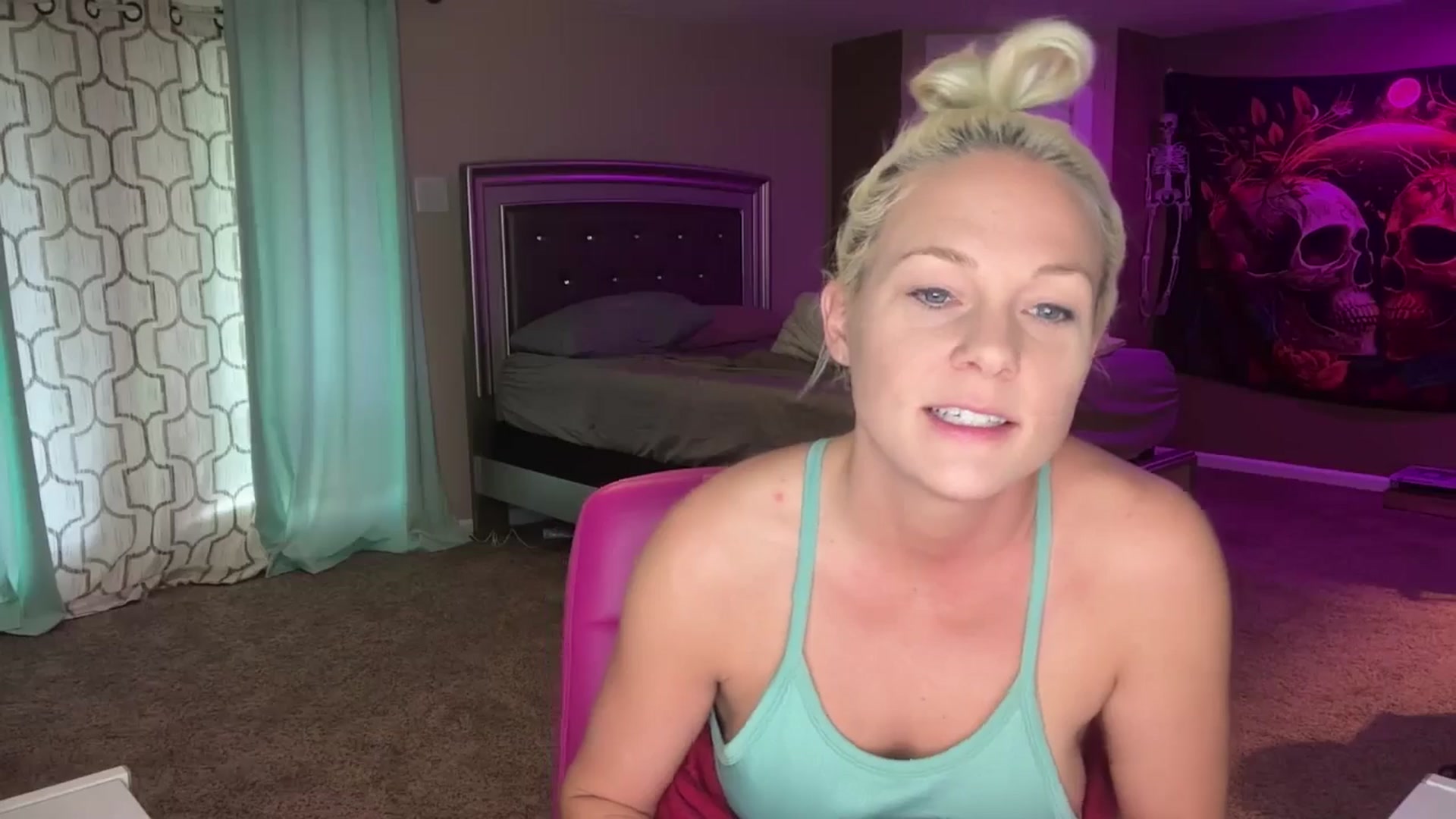 Gallery image thumbnail from AshlynnStorm's myfreecams stream on, 12/14/2024, 14:05 image 15 of 20