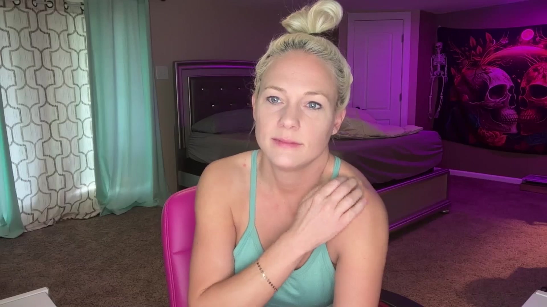Gallery image thumbnail from AshlynnStorm's myfreecams stream on, 12/14/2024, 14:05 image 18 of 20