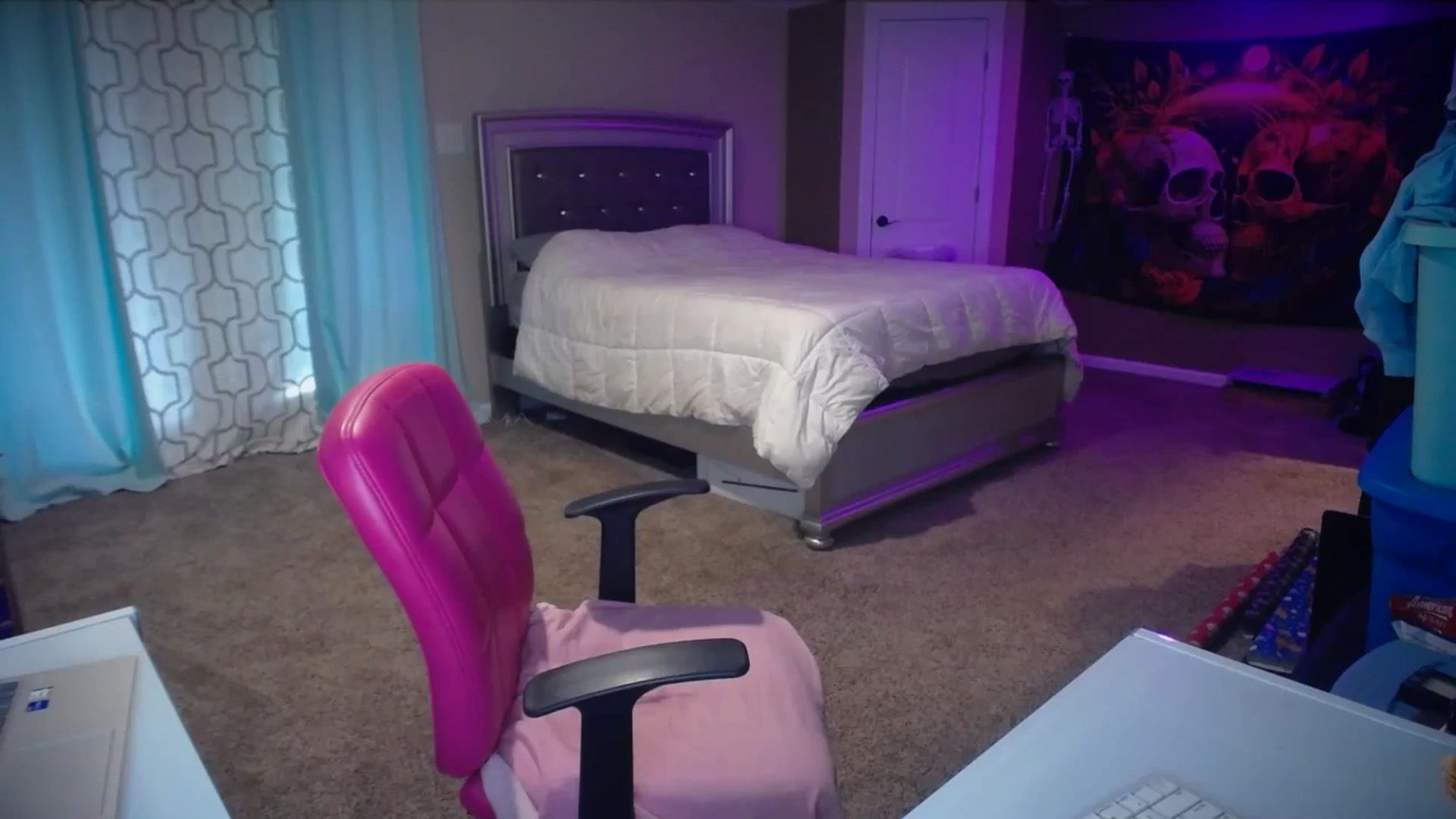 Gallery image thumbnail from AshlynnStorm's myfreecams stream on, 12/18/2024, 21:08 image 15 of 20
