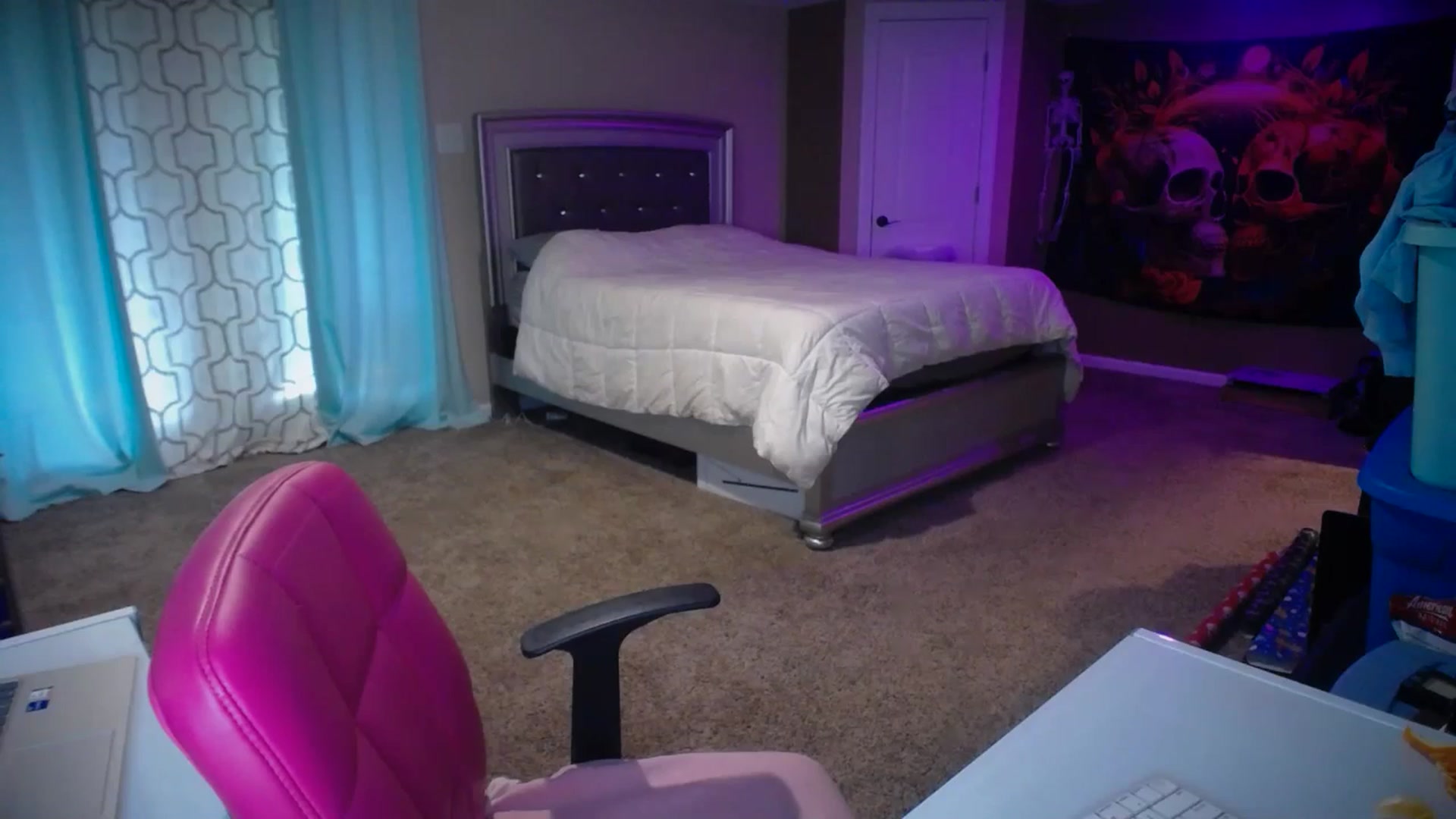 Gallery image thumbnail from AshlynnStorm's myfreecams stream on, 12/18/2024, 21:08 image 17 of 20