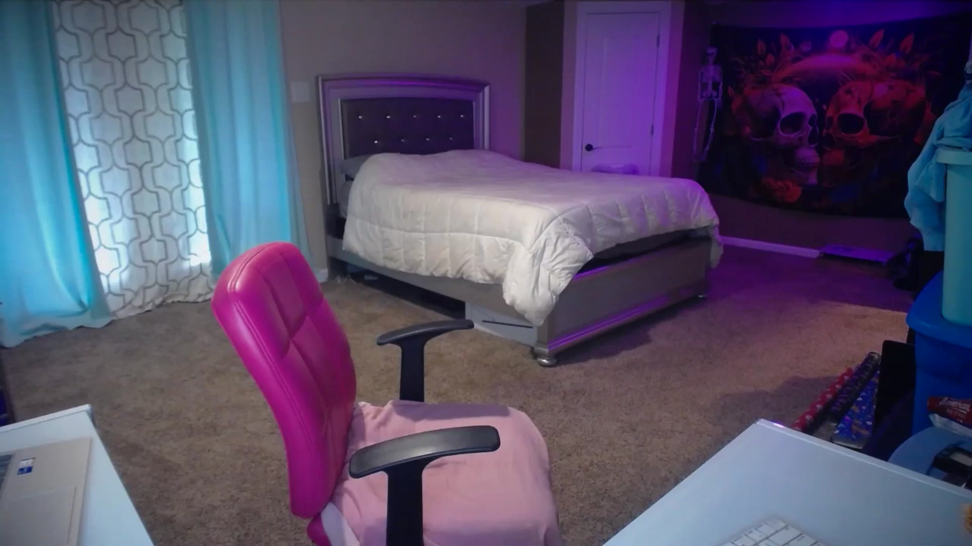 Gallery image thumbnail from AshlynnStorm's myfreecams stream on, 12/18/2024, 21:08 image 16 of 20