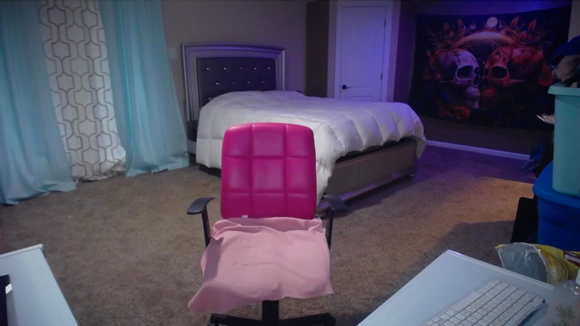 Gallery image thumbnail from AshlynnStorm's myfreecams stream on, 01/06/2025, 21:16 image 16 of 20