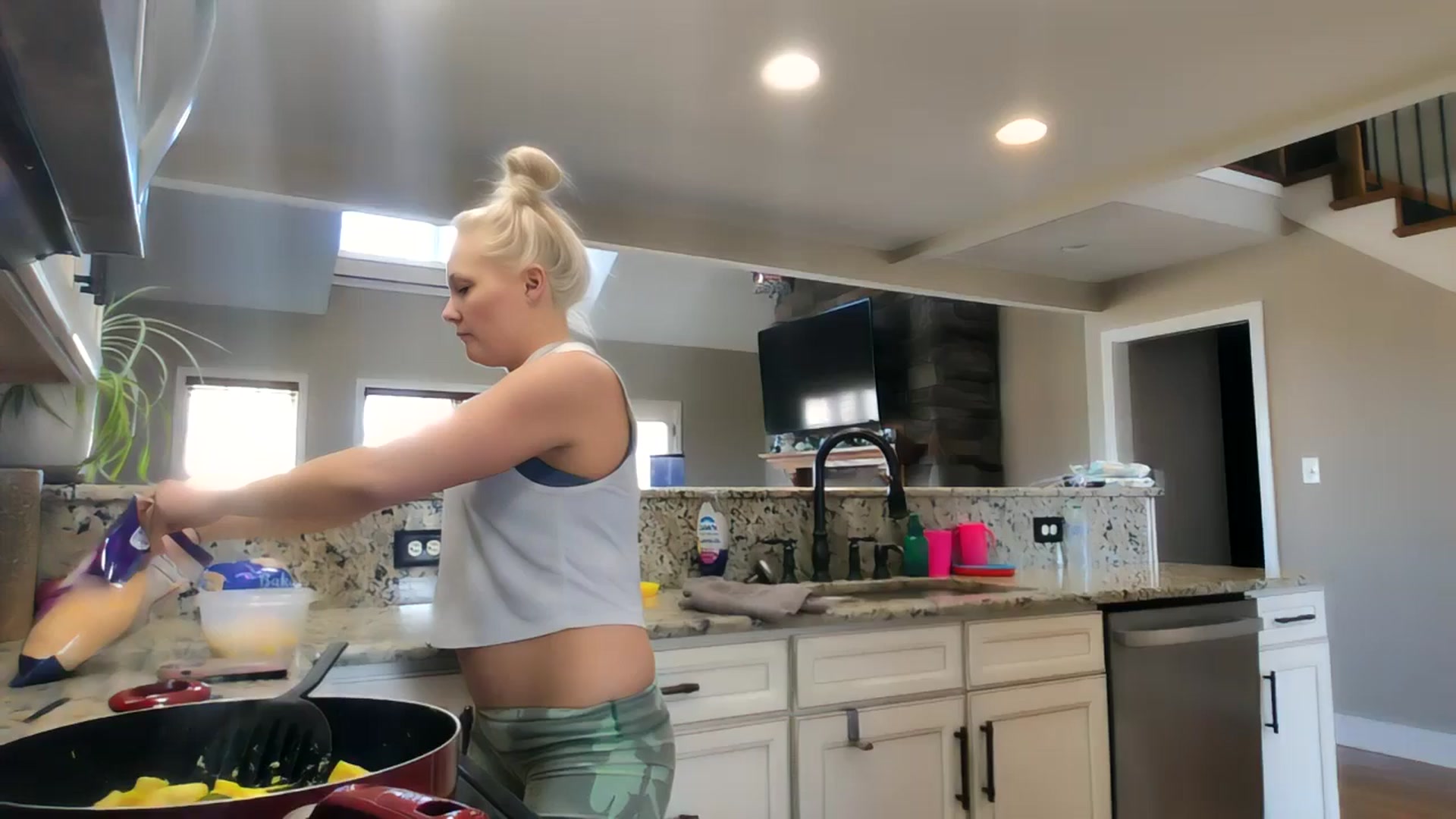 Gallery image thumbnail from AshlynnStorm's myfreecams stream on, 02/25/2025, 18:31 image 1 of 20