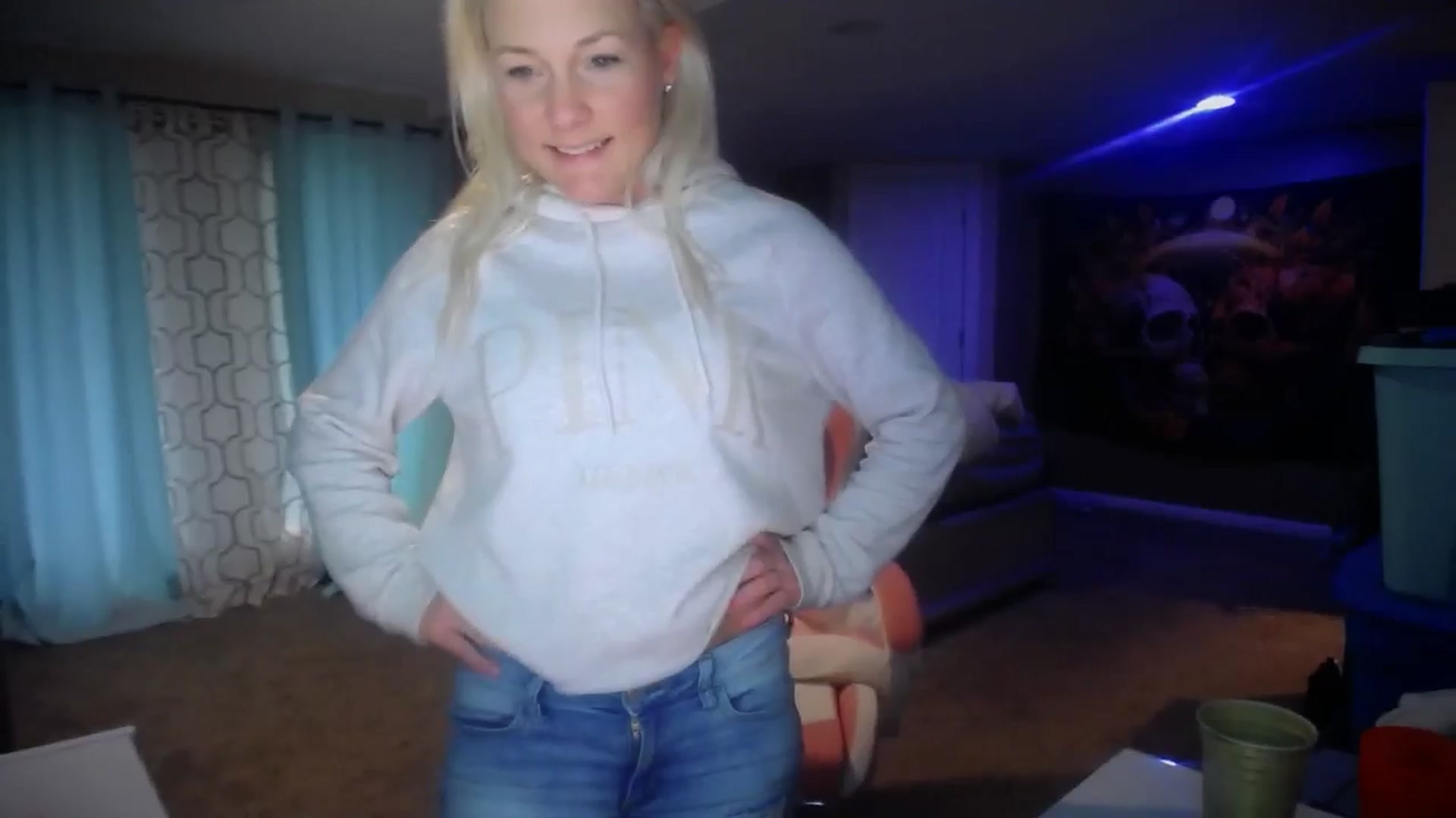 Gallery image thumbnail from AshlynnStorm's myfreecams stream on, 03/20/2025, 17:30 image 2 of 20