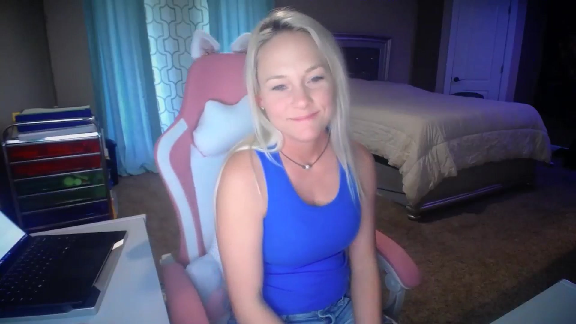 Gallery image thumbnail from AshlynnStorm's myfreecams stream on, 04/16/2025, 19:27 image 11 of 20