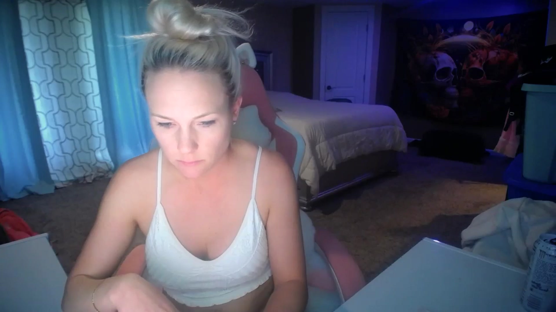 Gallery image thumbnail from AshlynnStorm's myfreecams stream on, 04/22/2025, 18:05 image 15 of 20