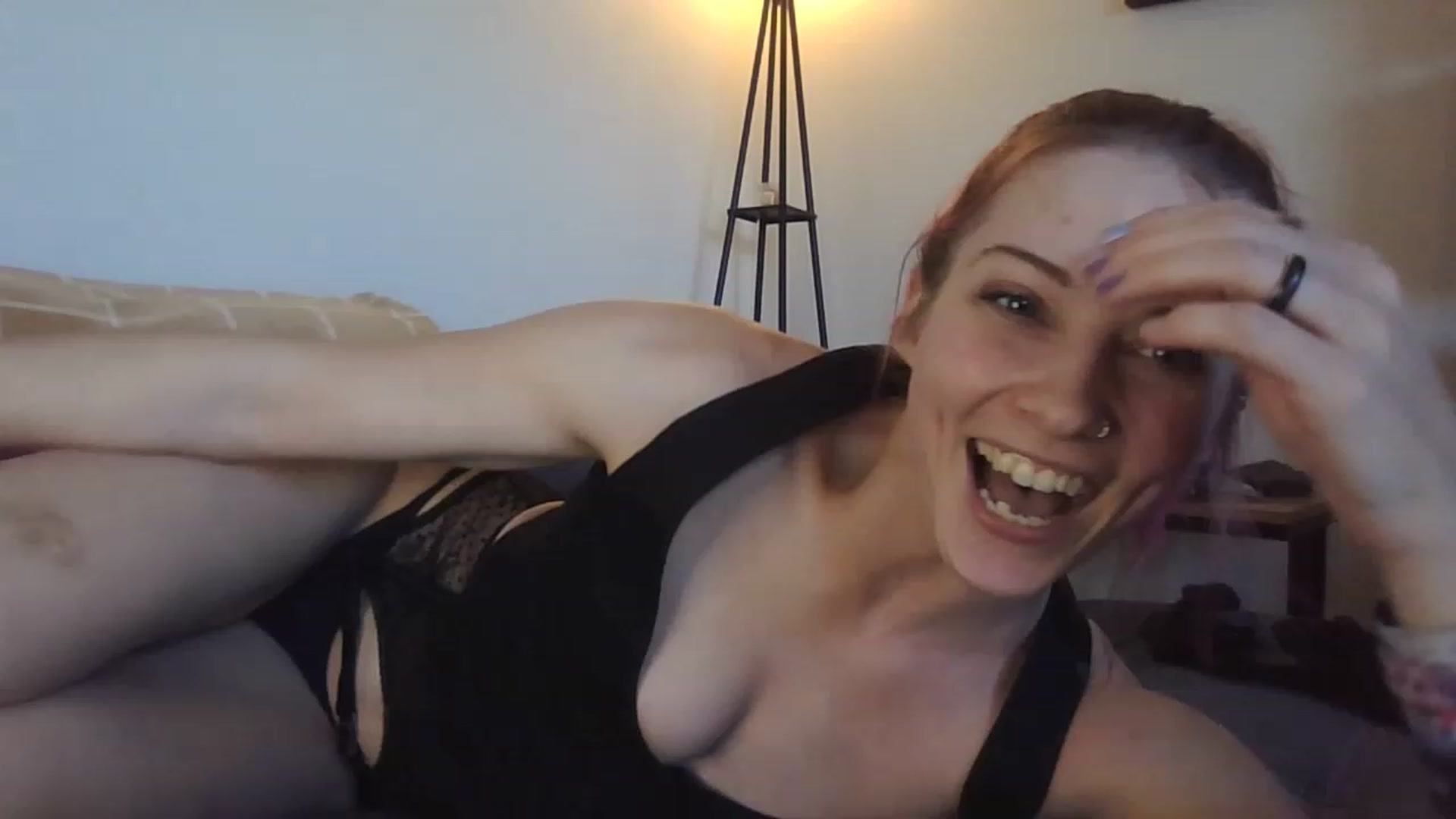 Gallery image thumbnail from Ashlynnelocks's myfreecams stream on, 11/21/2022, 18:33 image 11 of 20