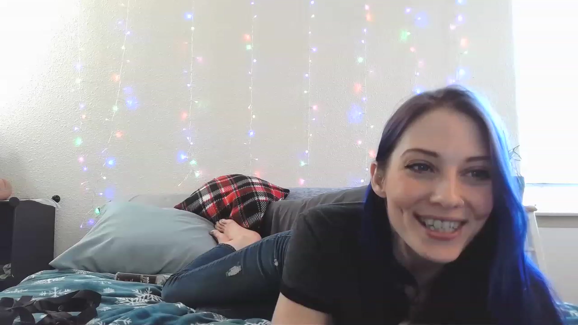 Gallery image thumbnail from Ashlynnelocks's myfreecams stream on, 12/15/2022, 24:39 image 6 of 20