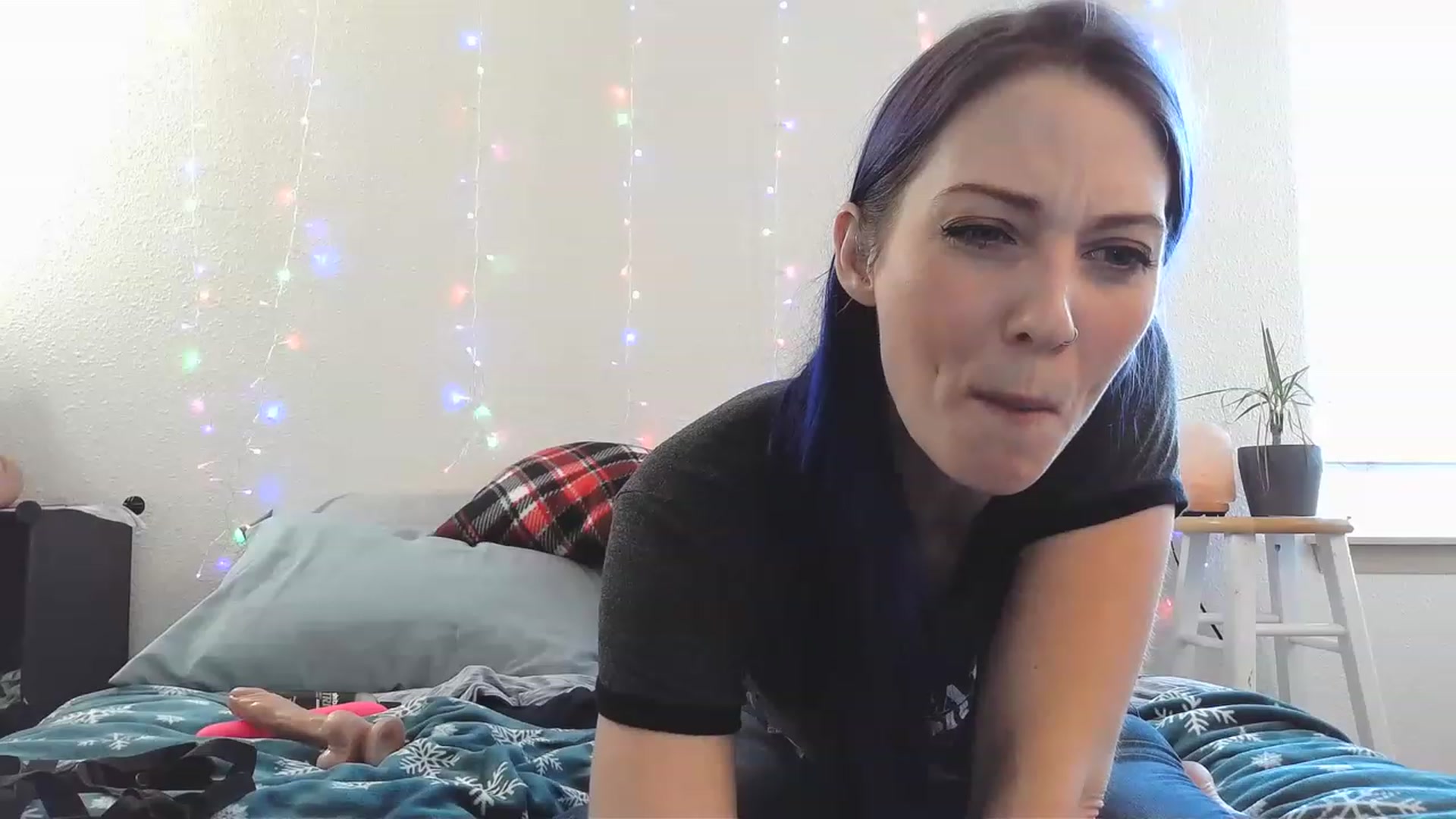 Gallery image thumbnail from Ashlynnelocks's myfreecams stream on, 12/15/2022, 24:39 image 3 of 20