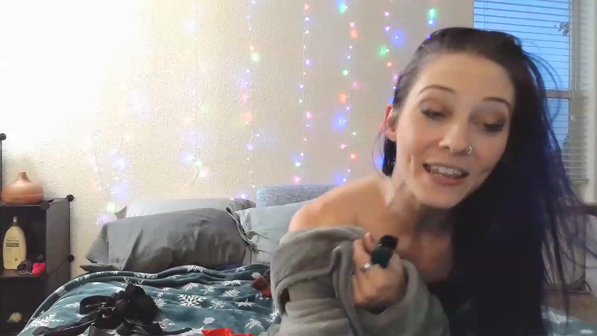 Gallery image thumbnail from Ashlynnelocks's myfreecams stream on, 12/16/2022, 01:23 image 16 of 20