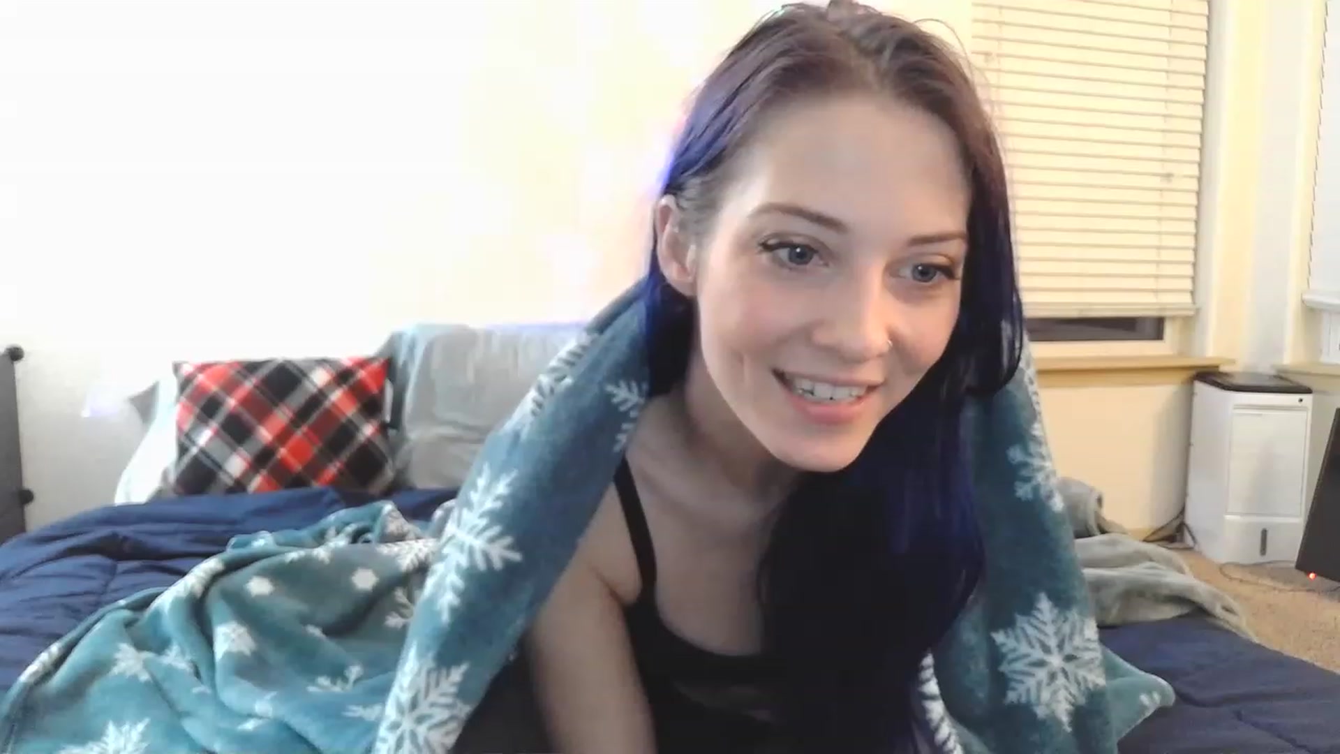 Gallery image thumbnail from Ashlynnelocks's myfreecams stream on, 12/16/2022, 15:12 image 5 of 20