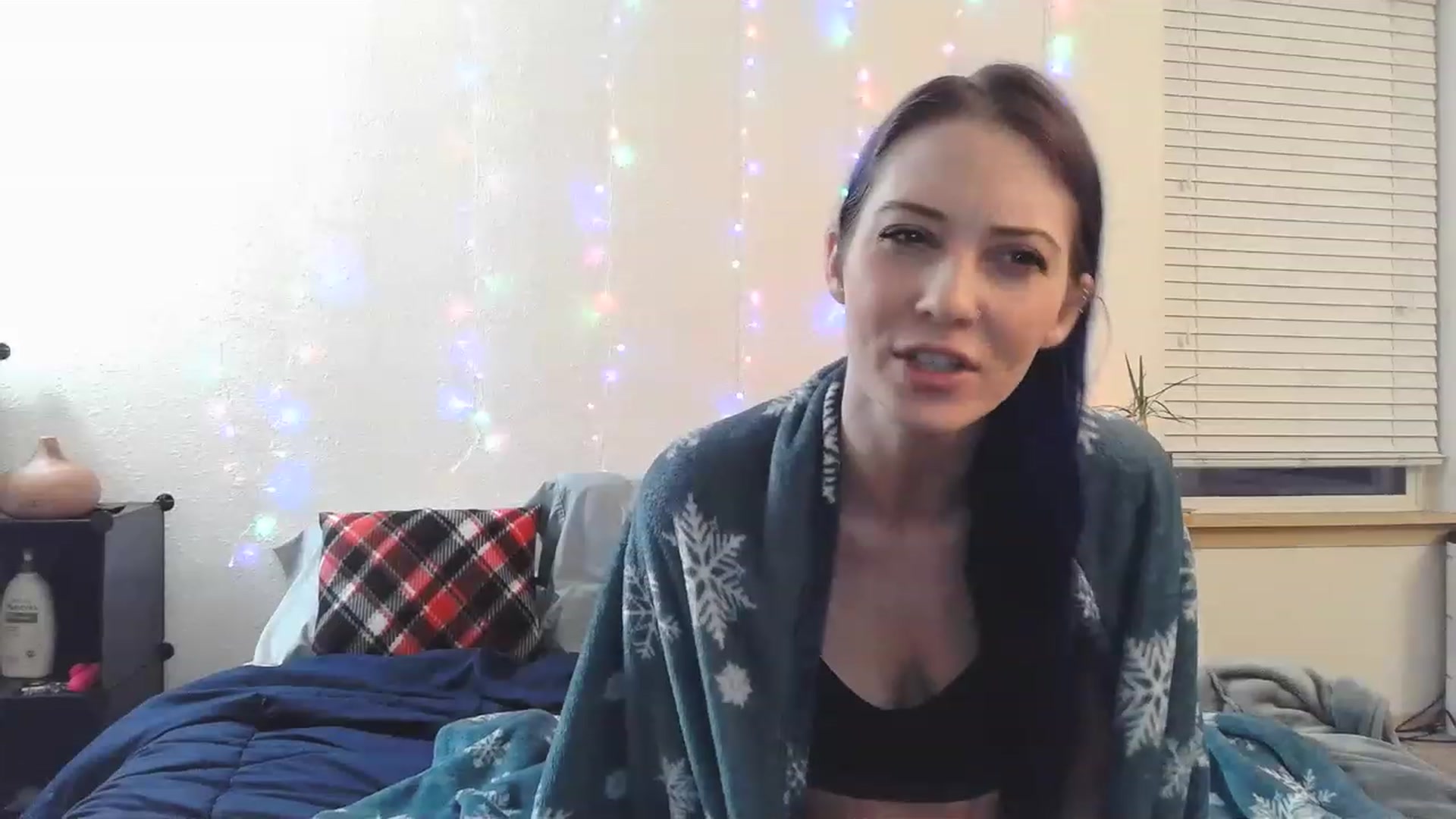 Gallery image thumbnail from Ashlynnelocks's myfreecams stream on, 12/16/2022, 15:12 image 18 of 20