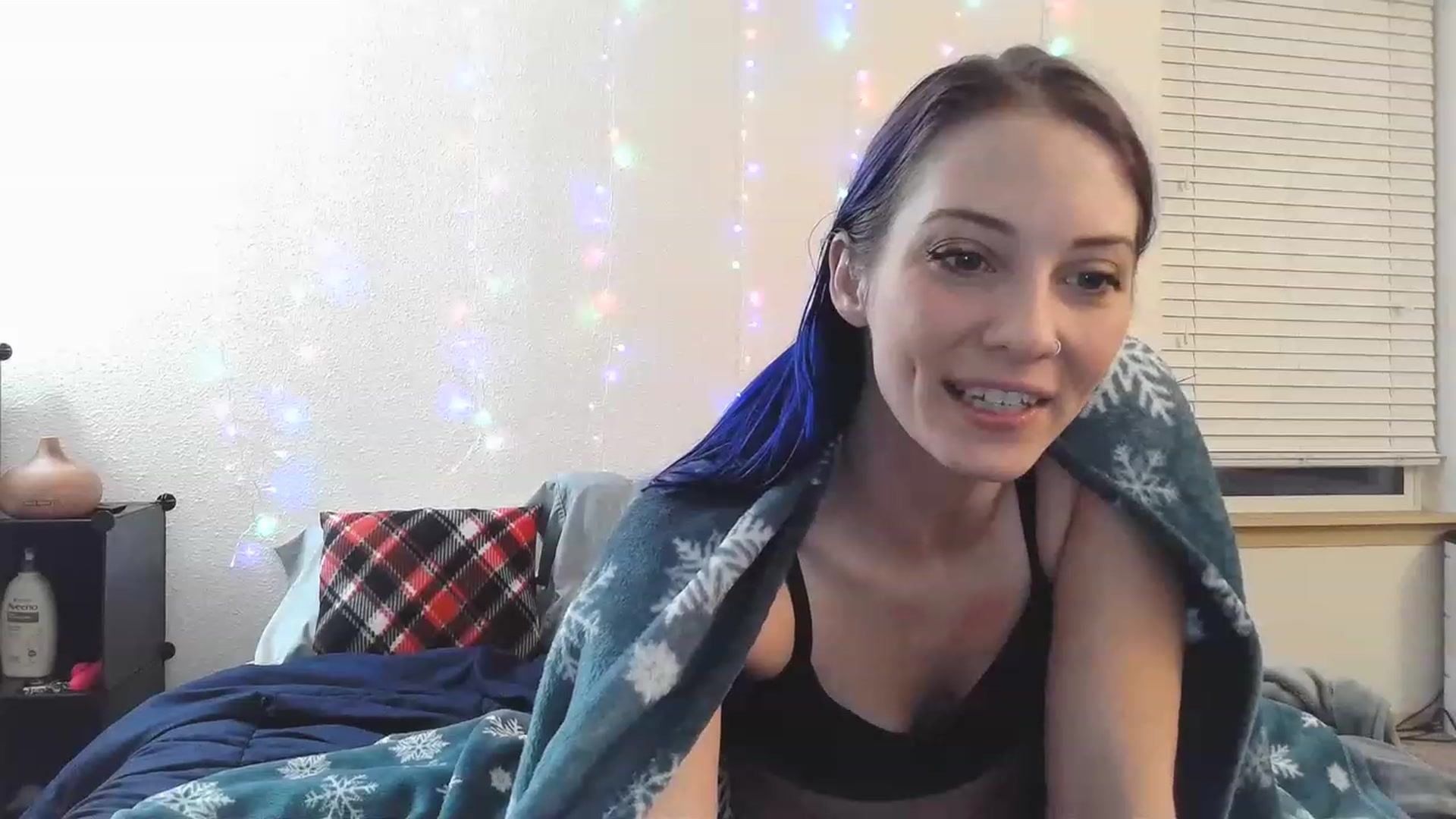Gallery image thumbnail from Ashlynnelocks's myfreecams stream on, 12/16/2022, 15:12 image 16 of 20