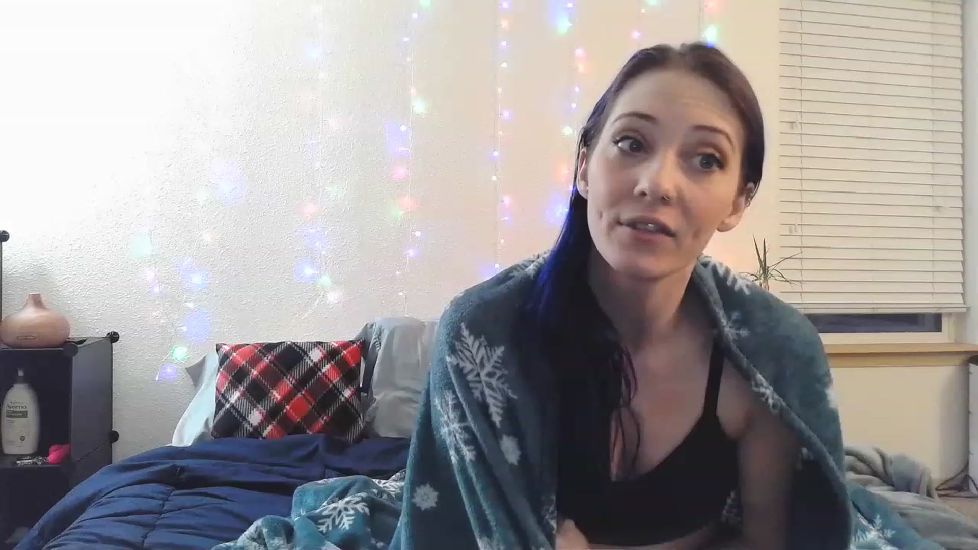 Gallery image thumbnail from Ashlynnelocks's myfreecams stream on, 12/16/2022, 15:12 image 19 of 20